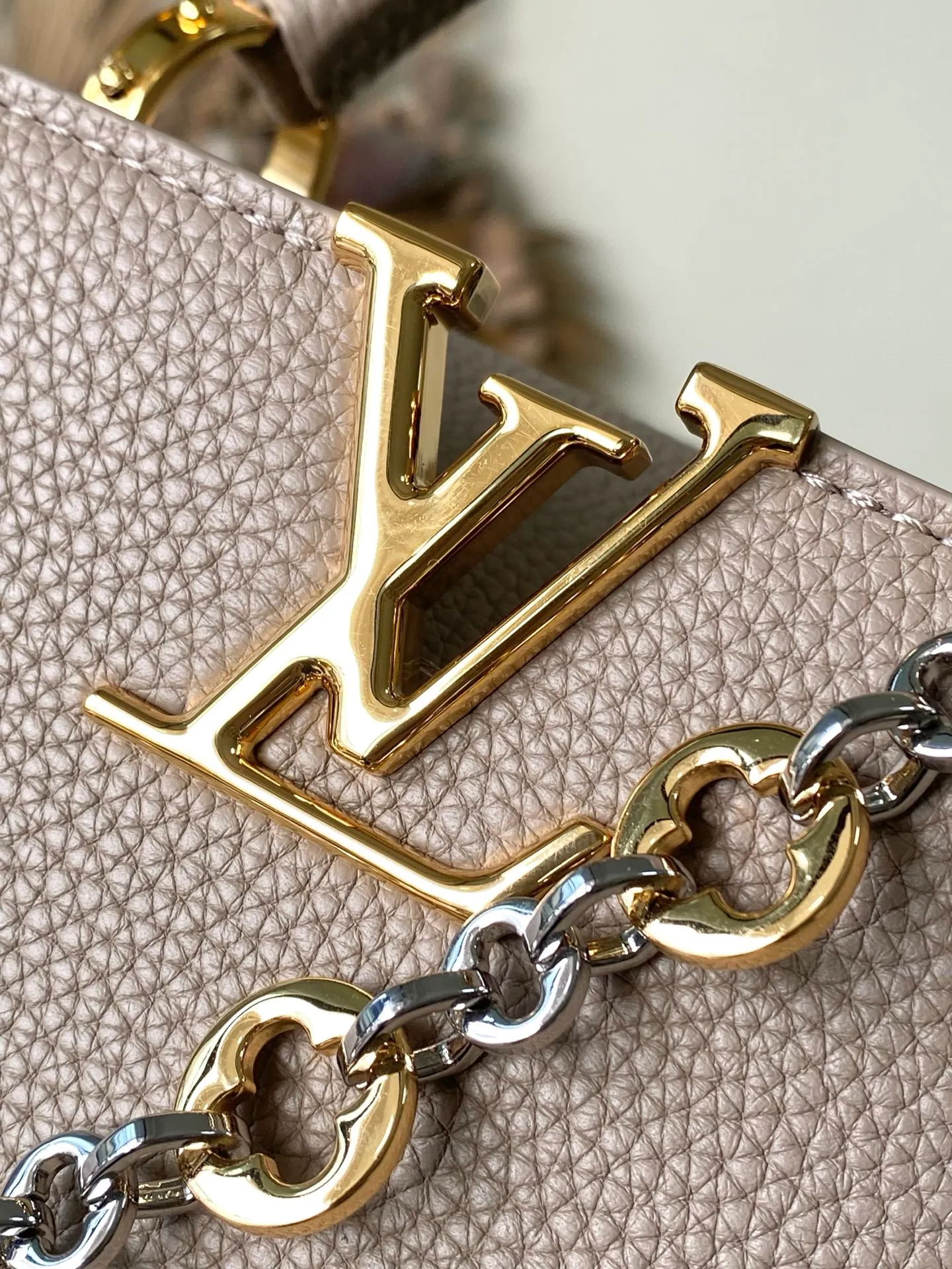 💰2380 "Special Grade Original Leather" M12935 Elephant Gray Small Size This Capucines BB handbag is made of flexible Taurillon cow leather. It uses jewelry-style double-plated chains and Monogram floral elements to highlight the identity of the Chain On You series. The flip cover can be placed on both the inside and outside. The ample structure and multiple inner pockets are convenient for storing daily needs. The rounded V letter adds an ingenious detail. Dimensions: 27 × 18 × 9 cm
