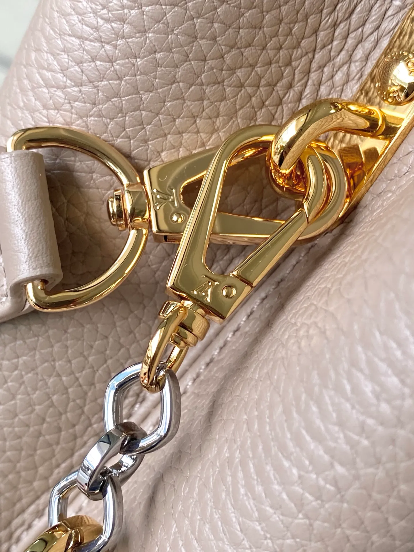 💰2380 "Special Grade Original Leather" M12935 Elephant Gray Small Size This Capucines BB handbag is made of flexible Taurillon cow leather. It uses jewelry-style double-plated chains and Monogram floral elements to highlight the identity of the Chain On You series. The flip cover can be placed on both the inside and outside. The ample structure and multiple inner pockets are convenient for storing daily needs. The rounded V letter adds an ingenious detail. Dimensions: 27 × 18 × 9 cm