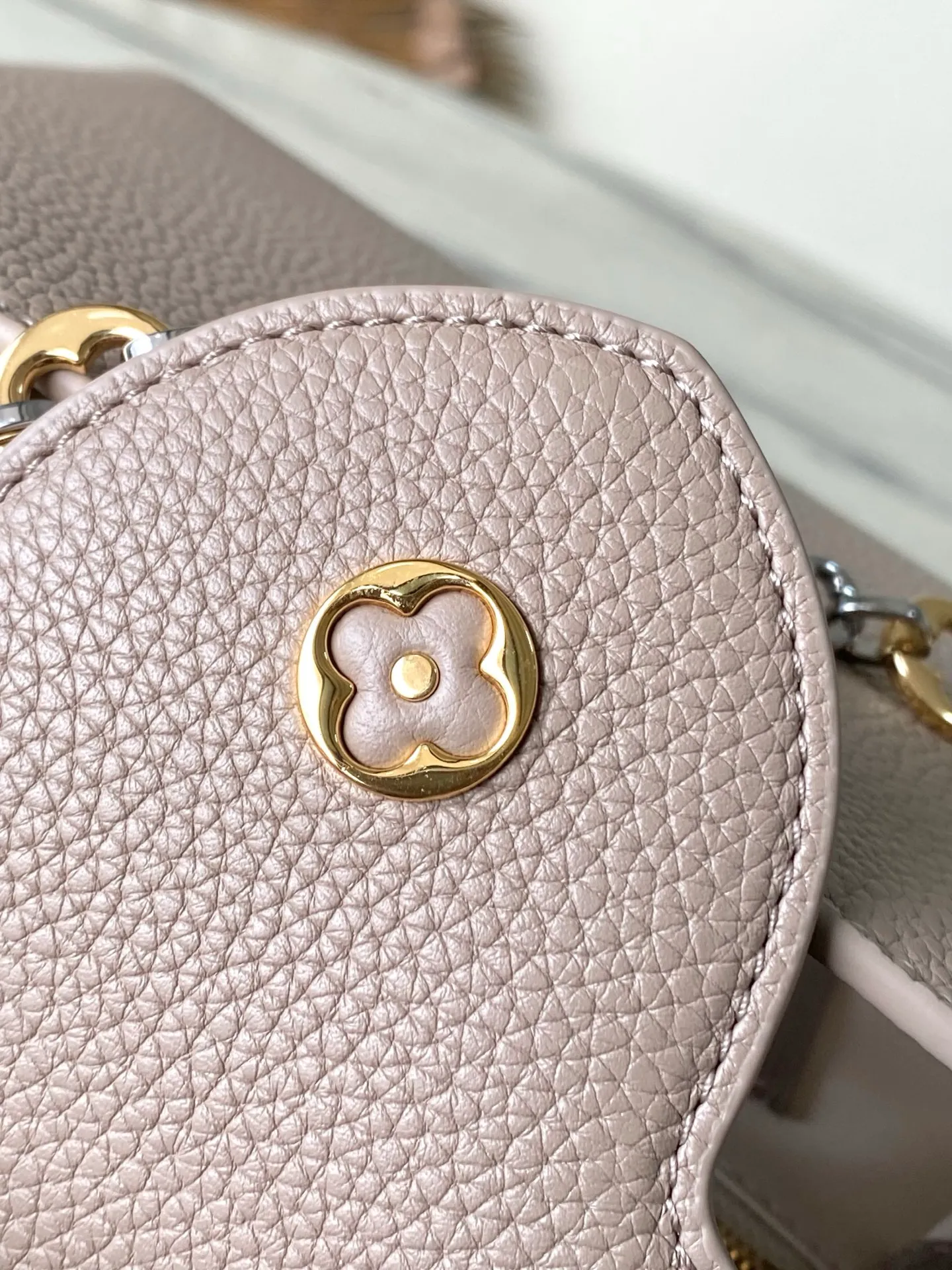 💰2380 "Special Grade Original Leather" M12935 Elephant Gray Small Size This Capucines BB handbag is made of flexible Taurillon cow leather. It uses jewelry-style double-plated chains and Monogram floral elements to highlight the identity of the Chain On You series. The flip cover can be placed on both the inside and outside. The ample structure and multiple inner pockets are convenient for storing daily needs. The rounded V letter adds an ingenious detail. Dimensions: 27 × 18 × 9 cm