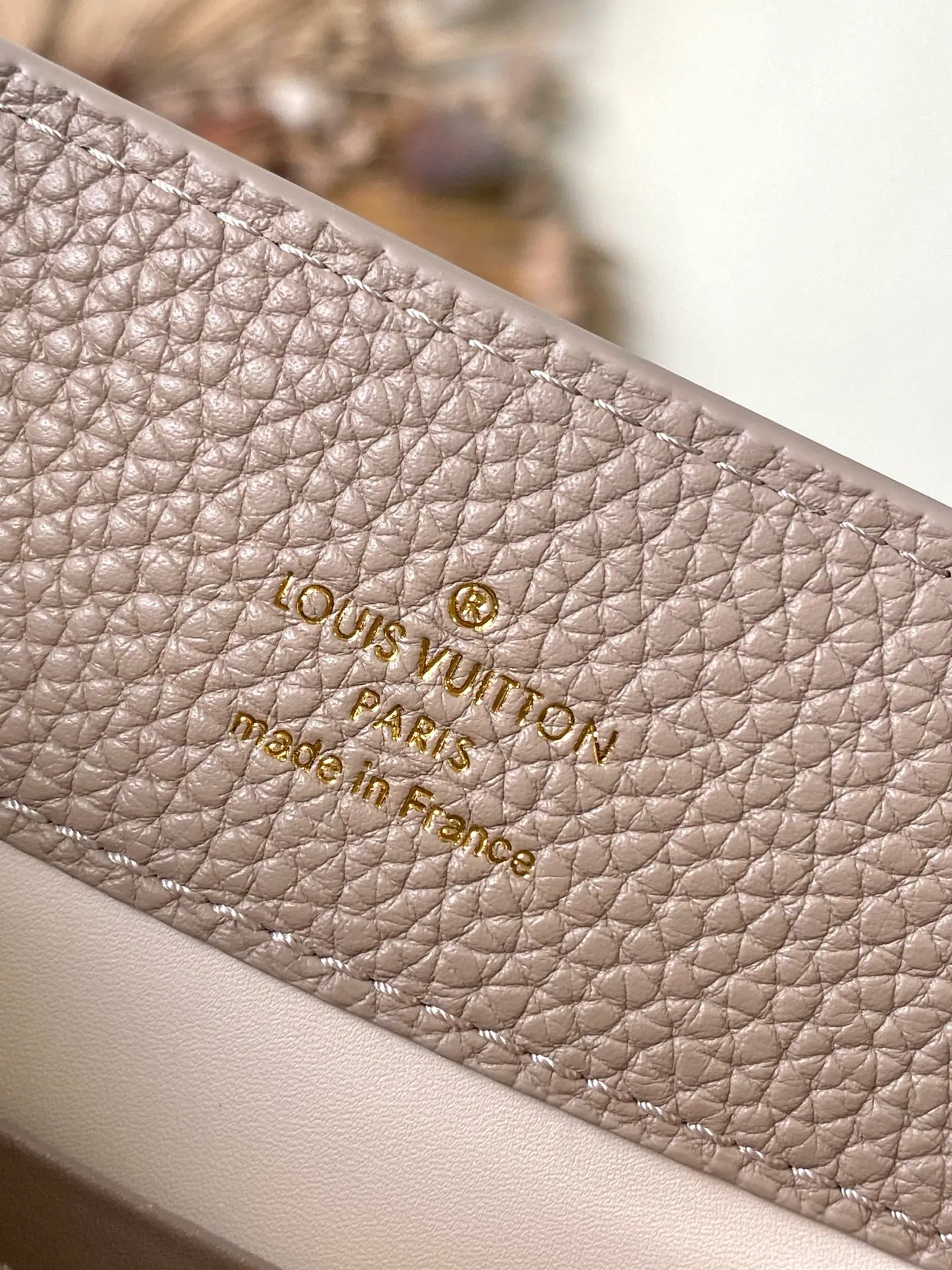💰2380 "Special Grade Original Leather" M12935 Elephant Gray Small Size This Capucines BB handbag is made of flexible Taurillon cow leather. It uses jewelry-style double-plated chains and Monogram floral elements to highlight the identity of the Chain On You series. The flip cover can be placed on both the inside and outside. The ample structure and multiple inner pockets are convenient for storing daily needs. The rounded V letter adds an ingenious detail. Dimensions: 27 × 18 × 9 cm