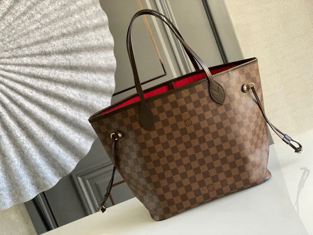 💰760 (Medium Steel Nail) Top Original N41358 NEVERFULL Medium Handbag The legendary Neverfull handbag can always meet your various needs for handbags. It has a large capacity but is not bulky. It is stiff and soft to the touch, making it suitable for home and travel. Tighten the side ties and it instantly transforms into a stylish urban handbag. Loosen the straps and it transforms into a chic and practical handbag. The slender leather handle can be carried over the shoulder or between the arms. The model shown here is made of Damier Ebène canvas.  Detailed Features 31 x 28 x 14 cm (Length x Height x Width) Bag interior redesigned with vintage details inspired by the Louis Vuitton archives - Fabric-lined interior pocket Removable zip clutch with matching interior Natural cowhide leather trim Shiny gold-tone brass hardware Handles: Double handle