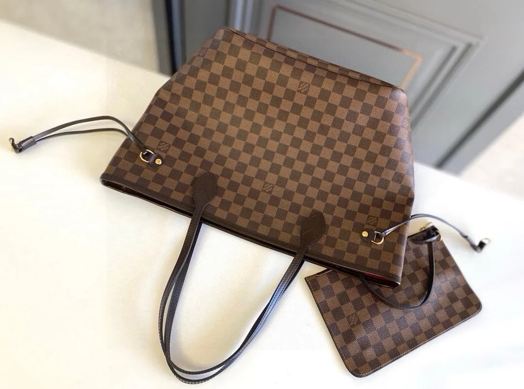 💰760 (Medium Steel Nail) Top Original N41358 NEVERFULL Medium Handbag The legendary Neverfull handbag can always meet your various needs for handbags. It has a large capacity but is not bulky. It is stiff and soft to the touch, making it suitable for home and travel. Tighten the side ties and it instantly transforms into a stylish urban handbag. Loosen the straps and it transforms into a chic and practical handbag. The slender leather handle can be carried over the shoulder or between the arms. The model shown here is made of Damier Ebène canvas.  Detailed Features 31 x 28 x 14 cm (Length x Height x Width) Bag interior redesigned with vintage details inspired by the Louis Vuitton archives - Fabric-lined interior pocket Removable zip clutch with matching interior Natural cowhide leather trim Shiny gold-tone brass hardware Handles: Double handle