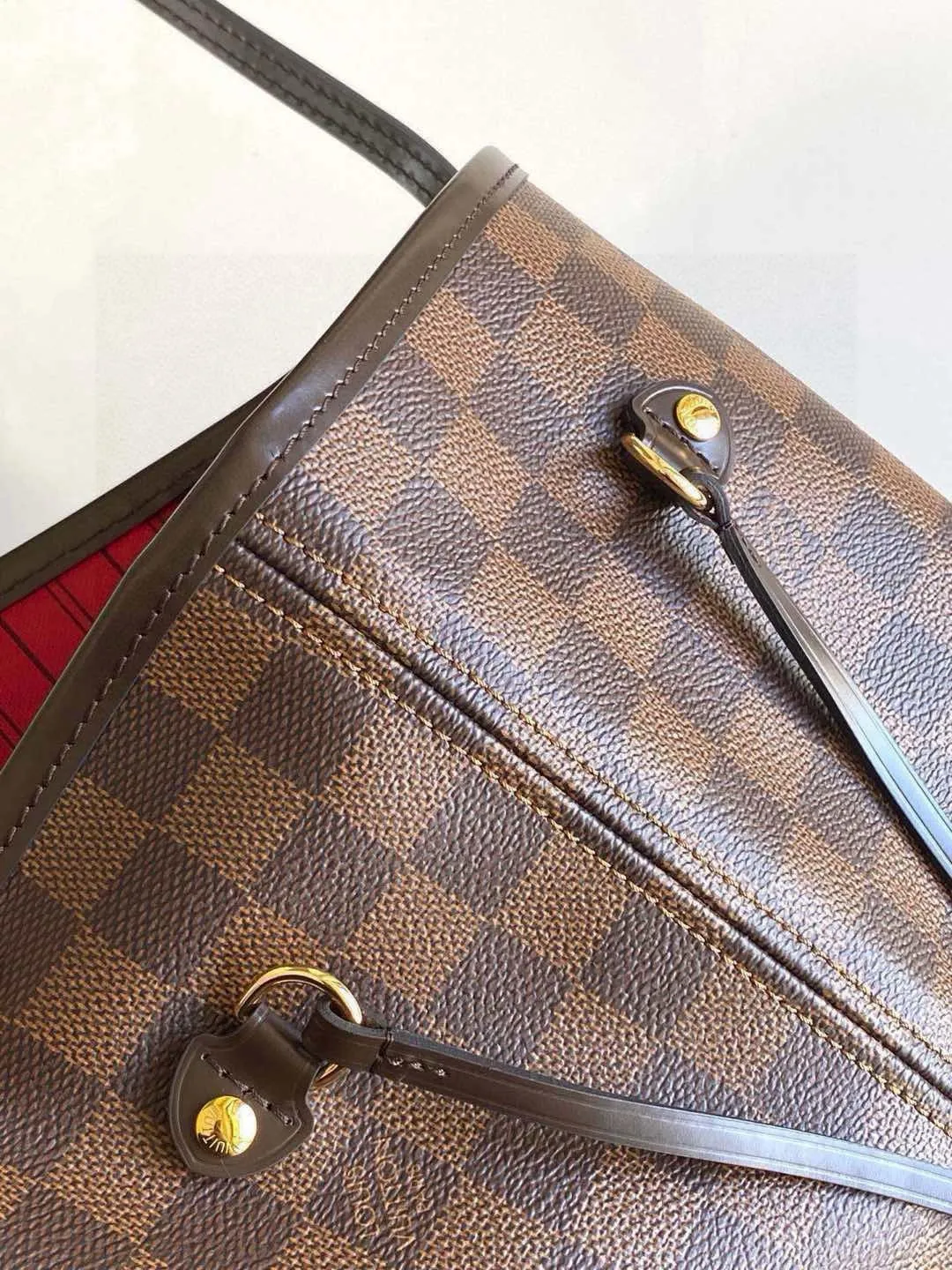 💰760 (Medium Steel Nail) Top Original N41358 NEVERFULL Medium Handbag The legendary Neverfull handbag can always meet your various needs for handbags. It has a large capacity but is not bulky. It is stiff and soft to the touch, making it suitable for home and travel. Tighten the side ties and it instantly transforms into a stylish urban handbag. Loosen the straps and it transforms into a chic and practical handbag. The slender leather handle can be carried over the shoulder or between the arms. The model shown here is made of Damier Ebène canvas.  Detailed Features 31 x 28 x 14 cm (Length x Height x Width) Bag interior redesigned with vintage details inspired by the Louis Vuitton archives - Fabric-lined interior pocket Removable zip clutch with matching interior Natural cowhide leather trim Shiny gold-tone brass hardware Handles: Double handle