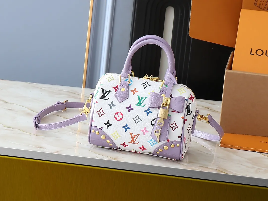 💰280💰Upgraded original crocodile pattern M58953 M46234 M46222 Speedy Bandoulière 20 handbag is made of soft coated canvas, and the full-length Monogram pattern is traced in colorful rainbow tones, highlighting the smart style of the Louis Vuitton x Murakami reissue series. The Toron handle and detachable shoulder strap are constructed of cow leather, the metal corners recall classic luggage elements, and the bow-shaped key bag and padlock add brand touches. Dimensions: 20.5 x 13.5 x 12.0 cm (length x height x width)