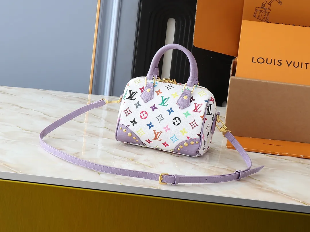💰280💰Upgraded original crocodile pattern M58953 M46234 M46222 Speedy Bandoulière 20 handbag is made of soft coated canvas, and the full-length Monogram pattern is traced in colorful rainbow tones, highlighting the smart style of the Louis Vuitton x Murakami reissue series. The Toron handle and detachable shoulder strap are constructed of cow leather, the metal corners recall classic luggage elements, and the bow-shaped key bag and padlock add brand touches. Dimensions: 20.5 x 13.5 x 12.0 cm (length x height x width)