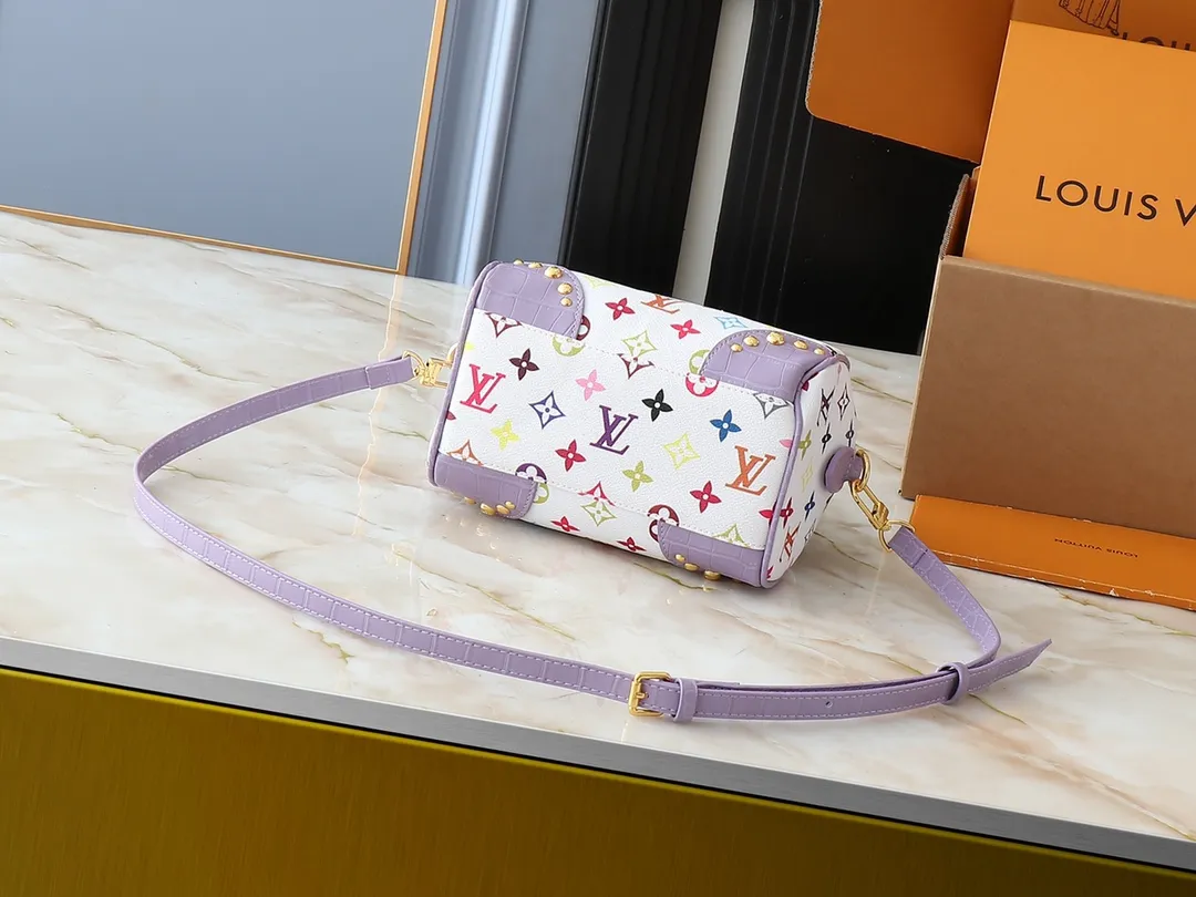 💰280💰Upgraded original crocodile pattern M58953 M46234 M46222 Speedy Bandoulière 20 handbag is made of soft coated canvas, and the full-length Monogram pattern is traced in colorful rainbow tones, highlighting the smart style of the Louis Vuitton x Murakami reissue series. The Toron handle and detachable shoulder strap are constructed of cow leather, the metal corners recall classic luggage elements, and the bow-shaped key bag and padlock add brand touches. Dimensions: 20.5 x 13.5 x 12.0 cm (length x height x width)
