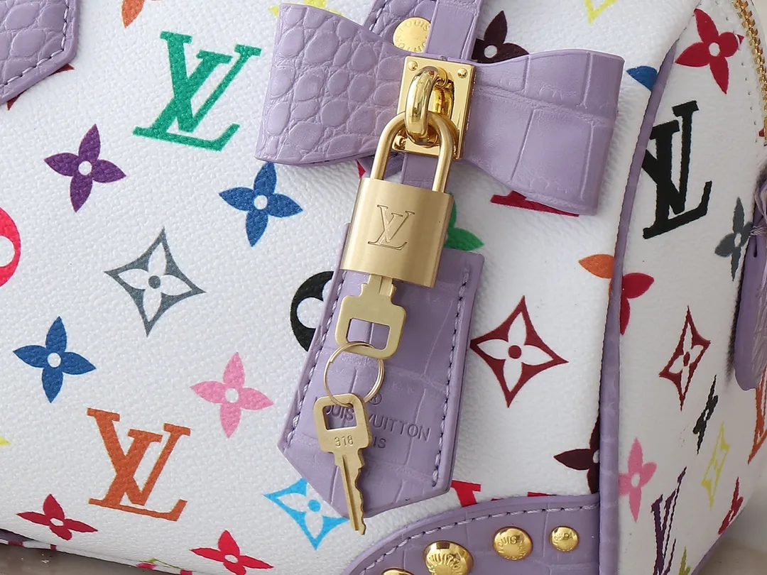 💰280💰Upgraded original crocodile pattern M58953 M46234 M46222 Speedy Bandoulière 20 handbag is made of soft coated canvas, and the full-length Monogram pattern is traced in colorful rainbow tones, highlighting the smart style of the Louis Vuitton x Murakami reissue series. The Toron handle and detachable shoulder strap are constructed of cow leather, the metal corners recall classic luggage elements, and the bow-shaped key bag and padlock add brand touches. Dimensions: 20.5 x 13.5 x 12.0 cm (length x height x width)