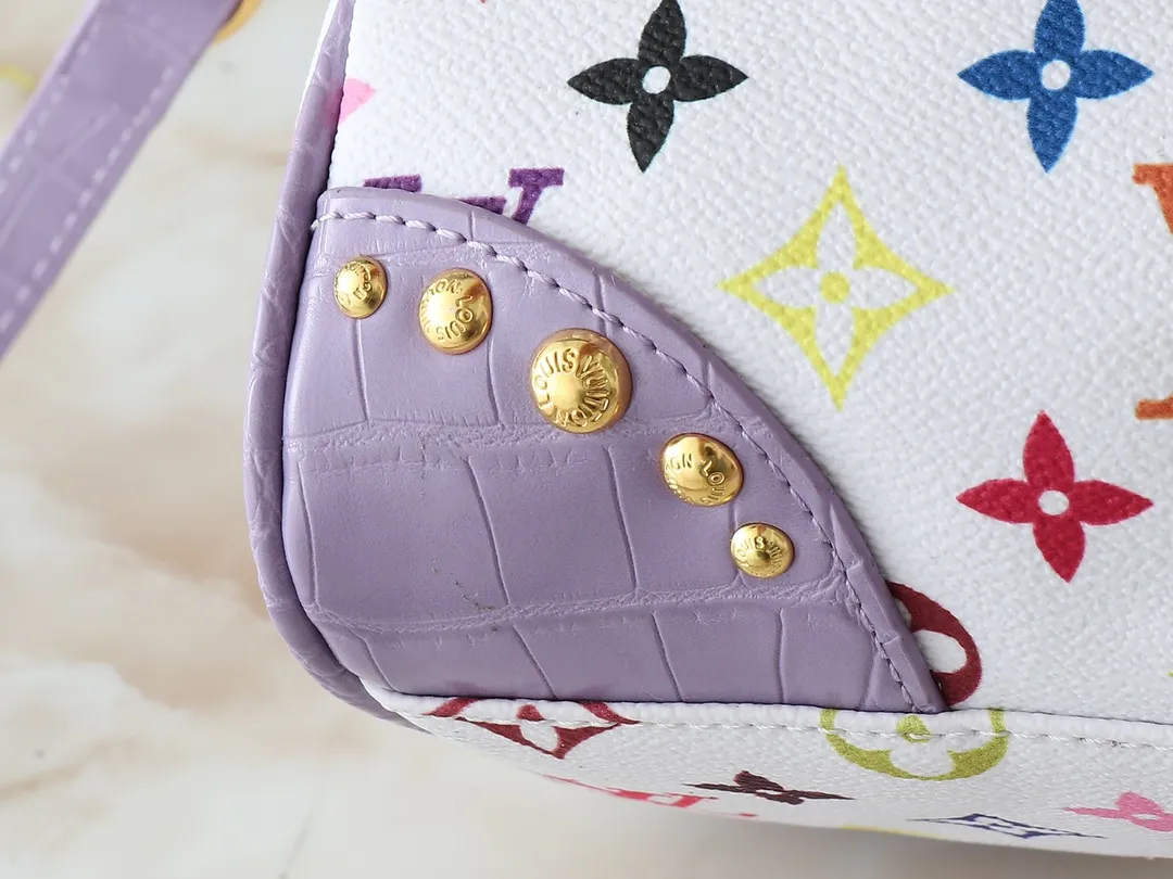 💰280💰Upgraded original crocodile pattern M58953 M46234 M46222 Speedy Bandoulière 20 handbag is made of soft coated canvas, and the full-length Monogram pattern is traced in colorful rainbow tones, highlighting the smart style of the Louis Vuitton x Murakami reissue series. The Toron handle and detachable shoulder strap are constructed of cow leather, the metal corners recall classic luggage elements, and the bow-shaped key bag and padlock add brand touches. Dimensions: 20.5 x 13.5 x 12.0 cm (length x height x width)