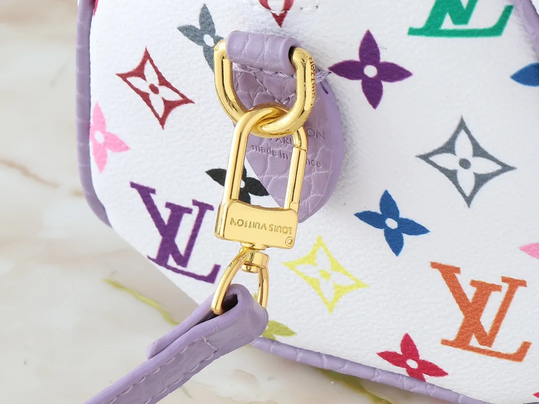 💰280💰Upgraded original crocodile pattern M58953 M46234 M46222 Speedy Bandoulière 20 handbag is made of soft coated canvas, and the full-length Monogram pattern is traced in colorful rainbow tones, highlighting the smart style of the Louis Vuitton x Murakami reissue series. The Toron handle and detachable shoulder strap are constructed of cow leather, the metal corners recall classic luggage elements, and the bow-shaped key bag and padlock add brand touches. Dimensions: 20.5 x 13.5 x 12.0 cm (length x height x width)