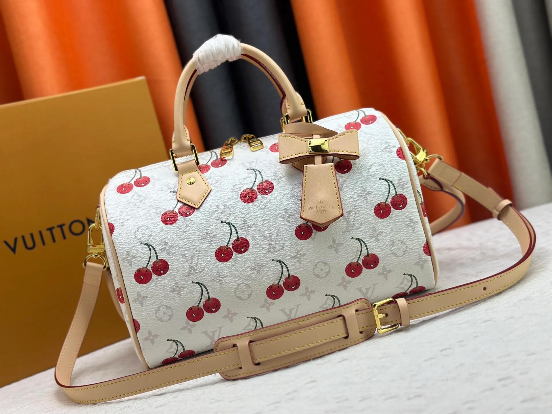 P320 M17089 M40391 Louis Vuitton first cooperated with Japanese M artist Takashi Murakami in 2003 and launched the classic "Color Monogram" series, which immediately caused a trend storm. The "Cherry Series" launched in 2005 is based on Murakami's design, integrating cherry elements into LV's classic Monogram canvas, showing the perfect combination of art and fashion. Size: 30x21x17