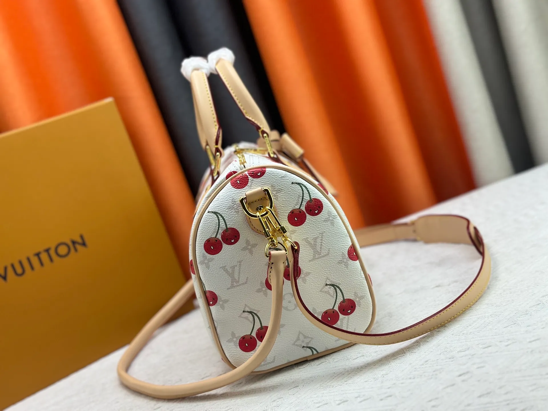 P320 M17089 M40391 Louis Vuitton first cooperated with Japanese M artist Takashi Murakami in 2003 and launched the classic "Color Monogram" series, which immediately caused a trend storm. The "Cherry Series" launched in 2005 is based on Murakami's design, integrating cherry elements into LV's classic Monogram canvas, showing the perfect combination of art and fashion. Size: 30x21x17