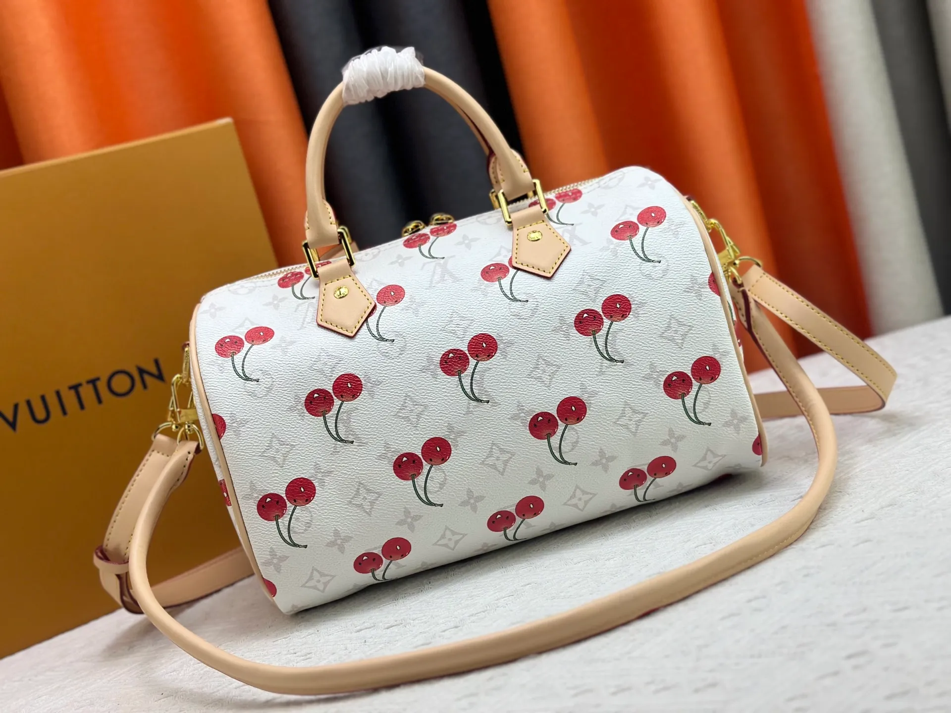 P320 M17089 M40391 Louis Vuitton first cooperated with Japanese M artist Takashi Murakami in 2003 and launched the classic "Color Monogram" series, which immediately caused a trend storm. The "Cherry Series" launched in 2005 is based on Murakami's design, integrating cherry elements into LV's classic Monogram canvas, showing the perfect combination of art and fashion. Size: 30x21x17