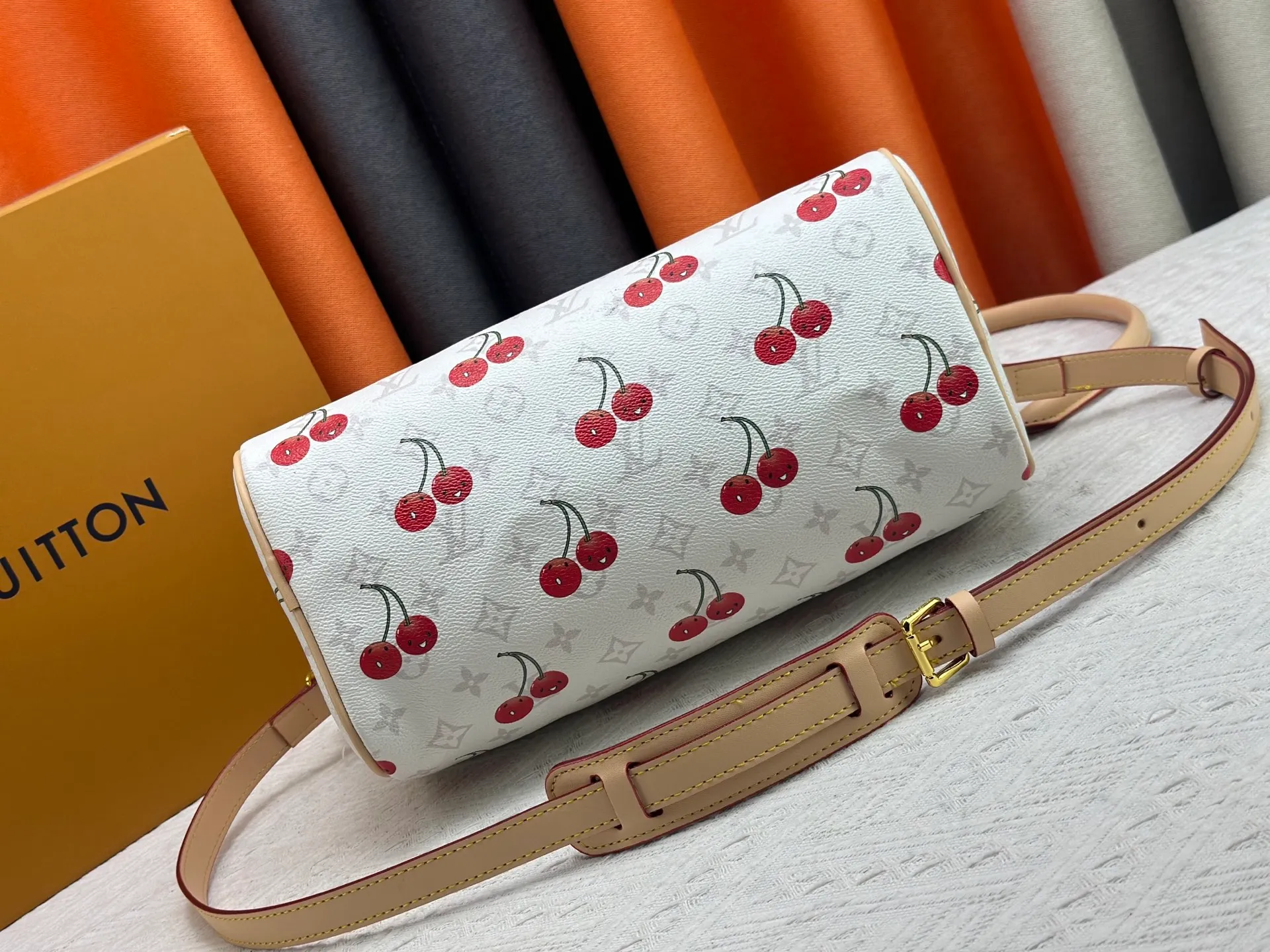 P320 M17089 M40391 Louis Vuitton first cooperated with Japanese M artist Takashi Murakami in 2003 and launched the classic "Color Monogram" series, which immediately caused a trend storm. The "Cherry Series" launched in 2005 is based on Murakami's design, integrating cherry elements into LV's classic Monogram canvas, showing the perfect combination of art and fashion. Size: 30x21x17