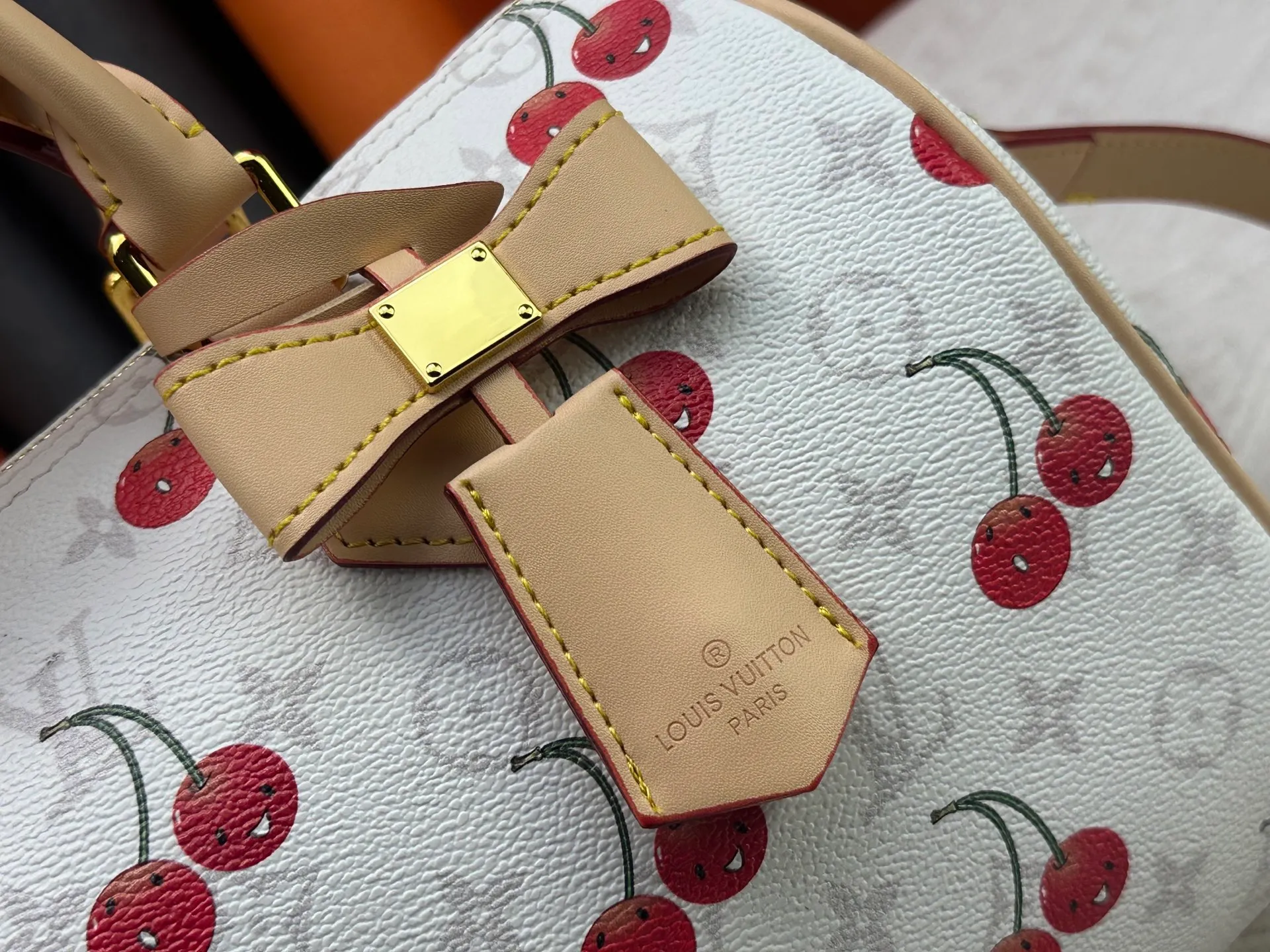 P320 M17089 M40391 Louis Vuitton first cooperated with Japanese M artist Takashi Murakami in 2003 and launched the classic "Color Monogram" series, which immediately caused a trend storm. The "Cherry Series" launched in 2005 is based on Murakami's design, integrating cherry elements into LV's classic Monogram canvas, showing the perfect combination of art and fashion. Size: 30x21x17