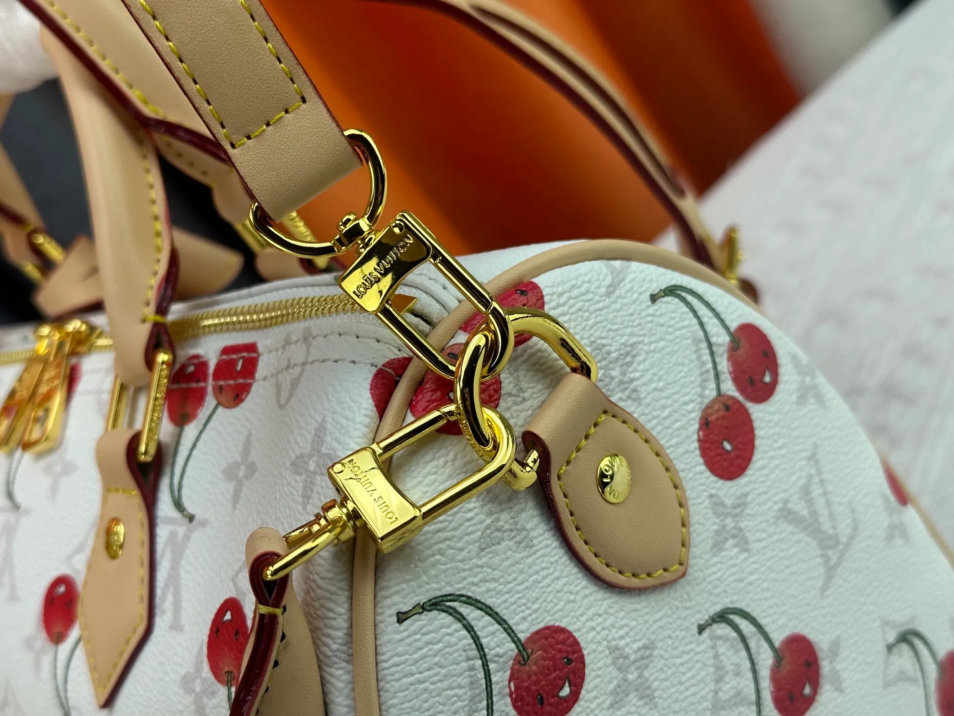 P320 M17089 M40391 Louis Vuitton first cooperated with Japanese M artist Takashi Murakami in 2003 and launched the classic "Color Monogram" series, which immediately caused a trend storm. The "Cherry Series" launched in 2005 is based on Murakami's design, integrating cherry elements into LV's classic Monogram canvas, showing the perfect combination of art and fashion. Size: 30x21x17