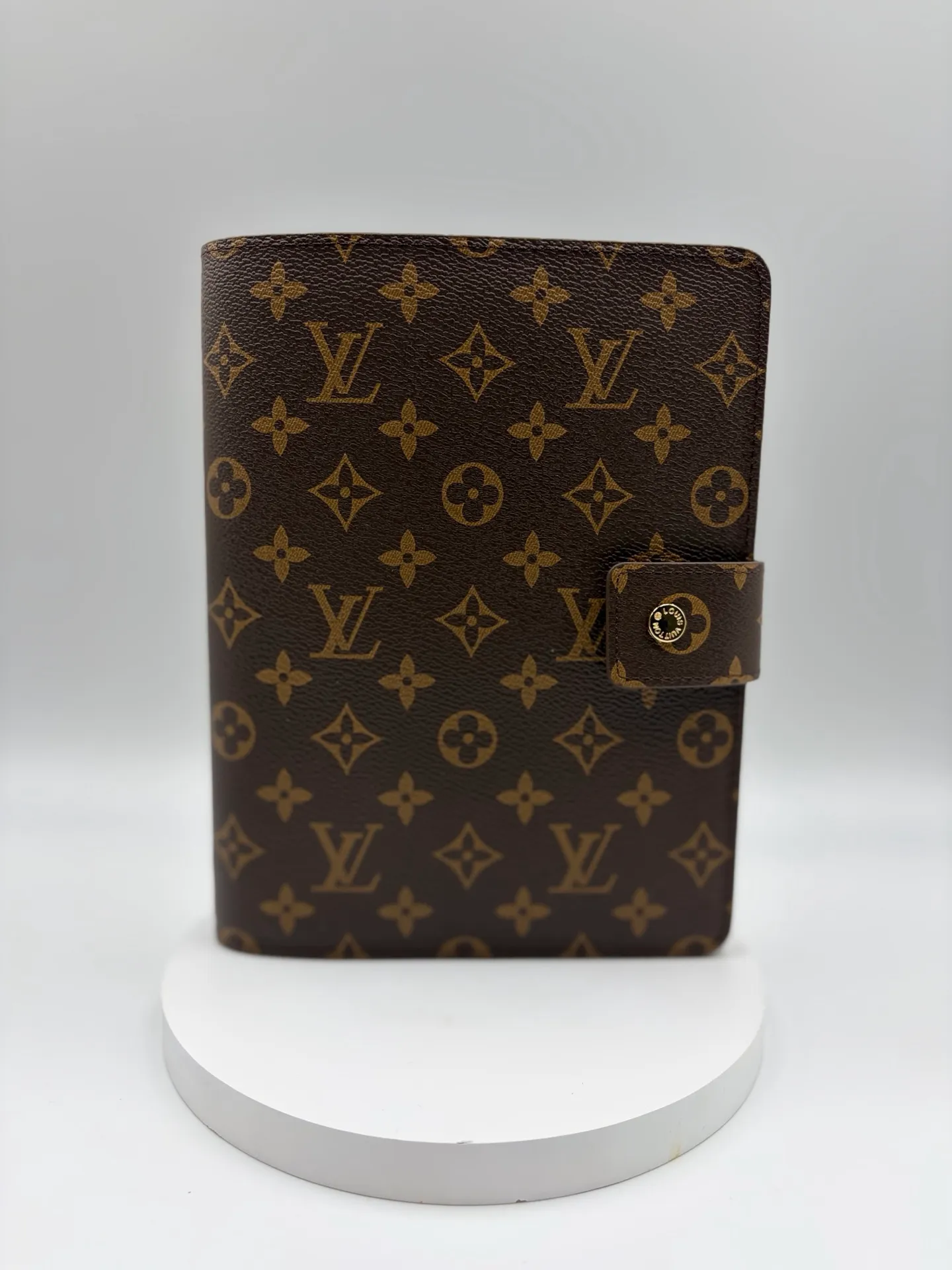 2026 hot model shipped, model M20002❤️This small notepad cover is made of Monogram canvas, can hold three credit cards, and can also be used as an address book, notebook or calendar. 18 x 23 cm (Length x Height) - Epi leather embossed with delicate LV initials and lined with interwoven textured leather - Button closure - Six-ring binder with three rings in sets, six credit card slots and two internal compartments - Notepad insert available separately