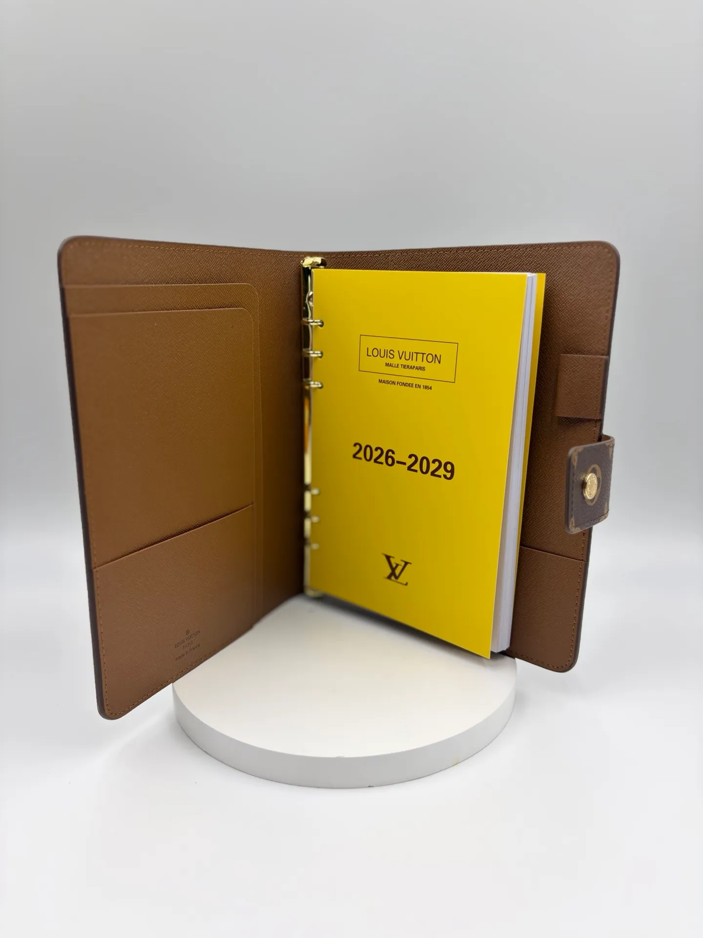 2026 hot model shipped, model M20002❤️This small notepad cover is made of Monogram canvas, can hold three credit cards, and can also be used as an address book, notebook or calendar. 18 x 23 cm (Length x Height) - Epi leather embossed with delicate LV initials and lined with interwoven textured leather - Button closure - Six-ring binder with three rings in sets, six credit card slots and two internal compartments - Notepad insert available separately