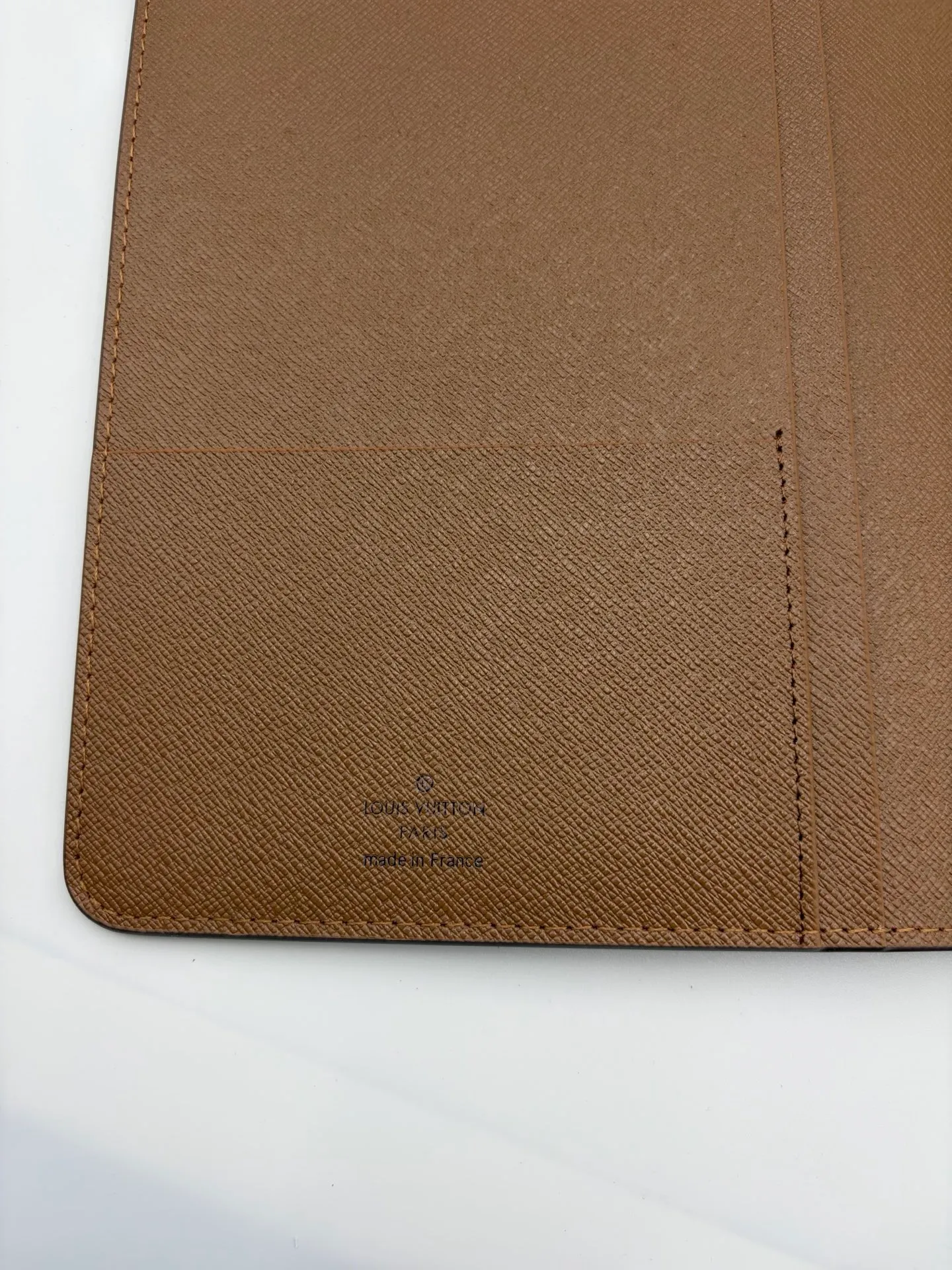2026 hot model shipped, model M20002❤️This small notepad cover is made of Monogram canvas, can hold three credit cards, and can also be used as an address book, notebook or calendar. 18 x 23 cm (Length x Height) - Epi leather embossed with delicate LV initials and lined with interwoven textured leather - Button closure - Six-ring binder with three rings in sets, six credit card slots and two internal compartments - Notepad insert available separately