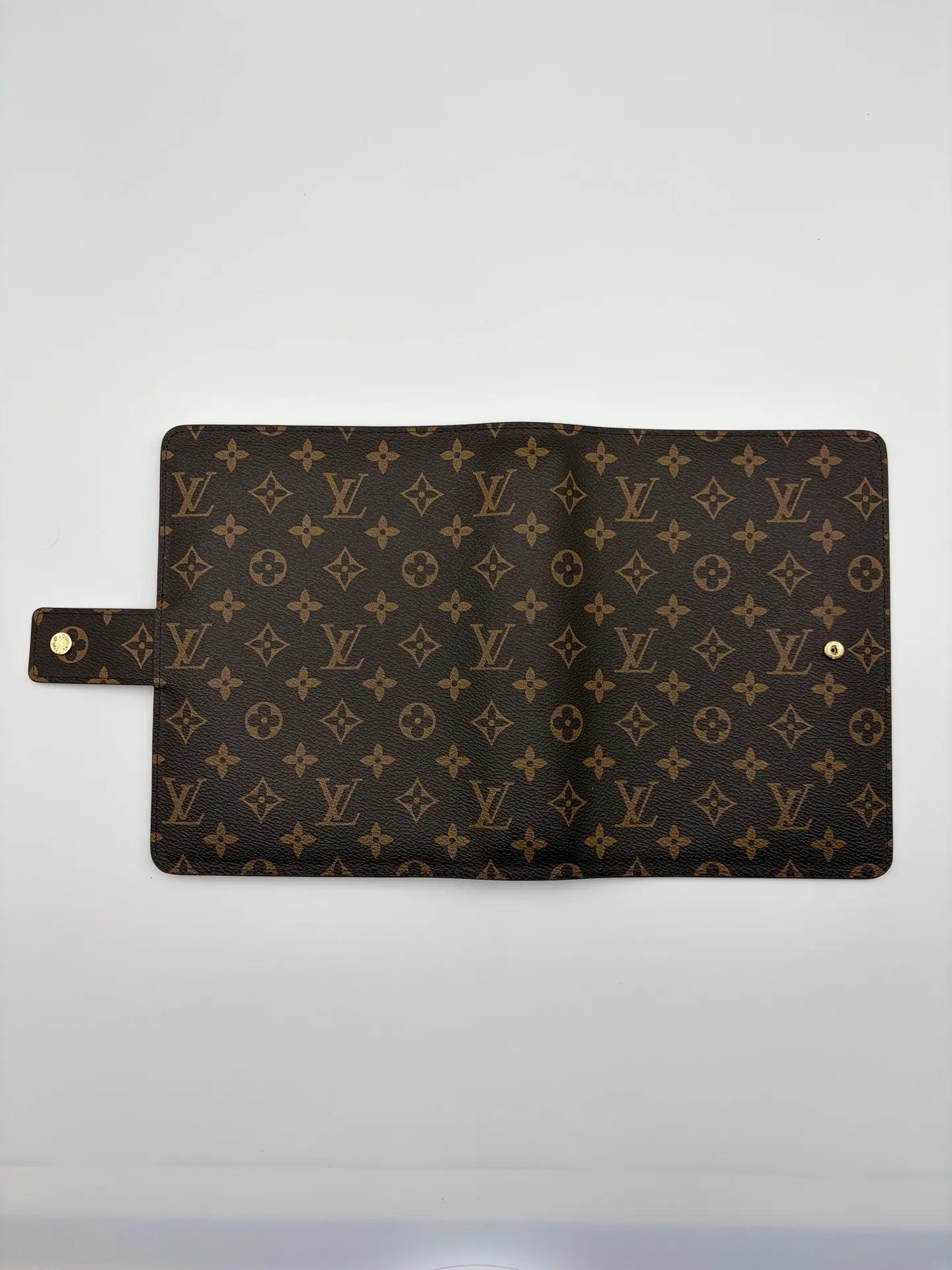2026 hot model shipped, model M20002❤️This small notepad cover is made of Monogram canvas, can hold three credit cards, and can also be used as an address book, notebook or calendar. 18 x 23 cm (Length x Height) - Epi leather embossed with delicate LV initials and lined with interwoven textured leather - Button closure - Six-ring binder with three rings in sets, six credit card slots and two internal compartments - Notepad insert available separately