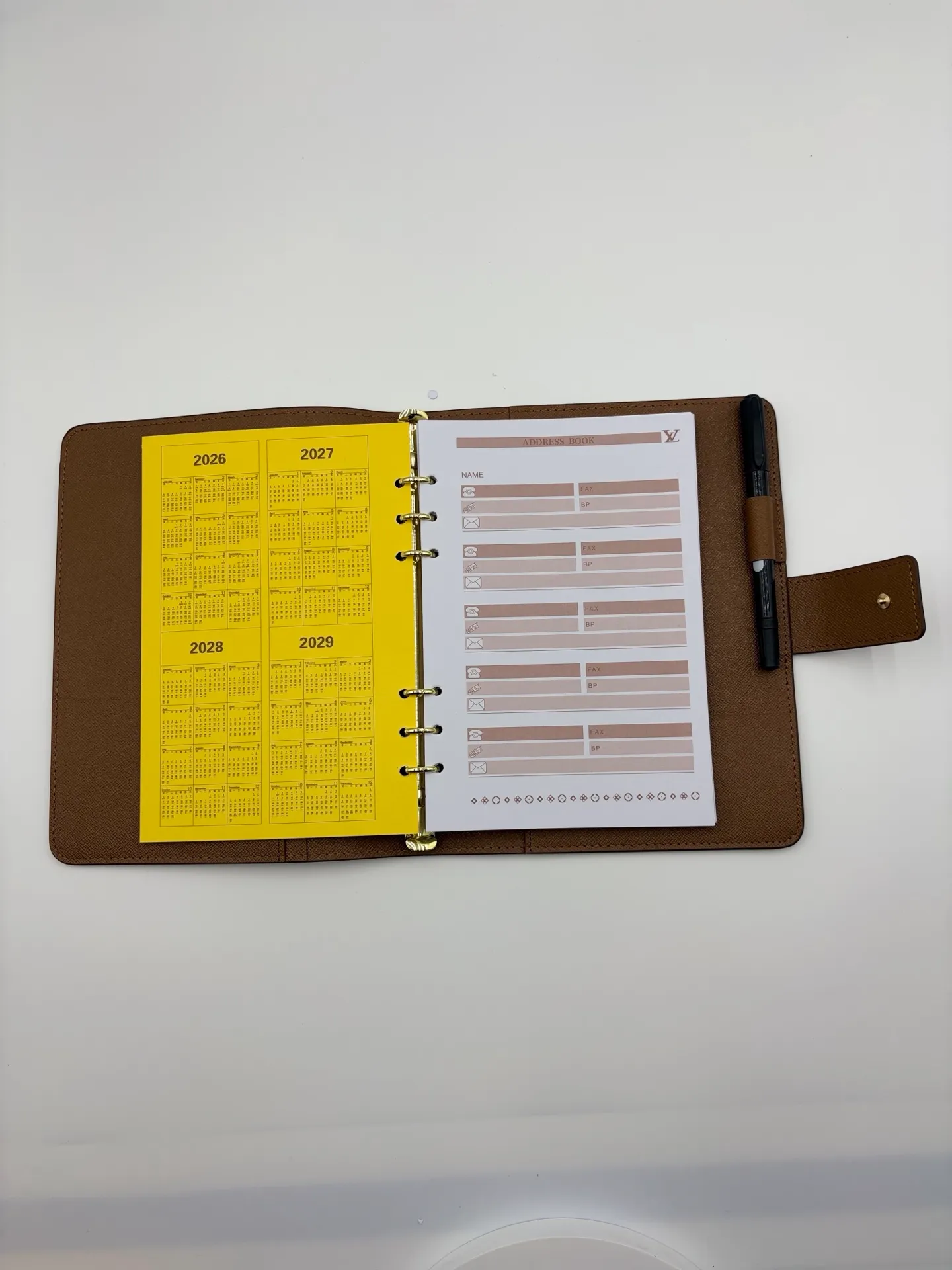 2026 hot model shipped, model M20002❤️This small notepad cover is made of Monogram canvas, can hold three credit cards, and can also be used as an address book, notebook or calendar. 18 x 23 cm (Length x Height) - Epi leather embossed with delicate LV initials and lined with interwoven textured leather - Button closure - Six-ring binder with three rings in sets, six credit card slots and two internal compartments - Notepad insert available separately