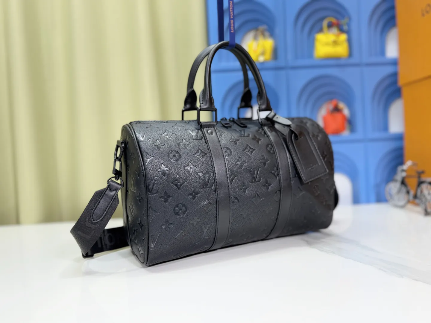 P260 upgraded original m22765 full leather m46655g flower This keepall 35 travel bag is made of monogram shadow leather with full monogram embossing and matte metal parts to achieve a simple design. The cabin luggage size is suitable for short trips. The keepall soft travel bag series was born in the 1930s and is as classic and elegant as ever. Dimensions: 35x21x16 (cm)