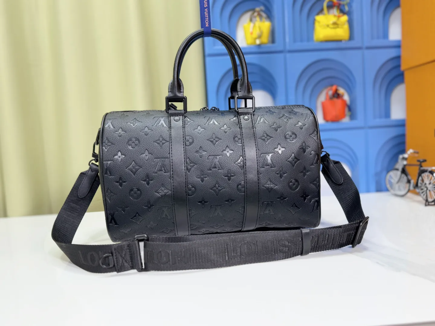 P260 upgraded original m22765 full leather m46655g flower This keepall 35 travel bag is made of monogram shadow leather with full monogram embossing and matte metal parts to achieve a simple design. The cabin luggage size is suitable for short trips. The keepall soft travel bag series was born in the 1930s and is as classic and elegant as ever. Dimensions: 35x21x16 (cm)