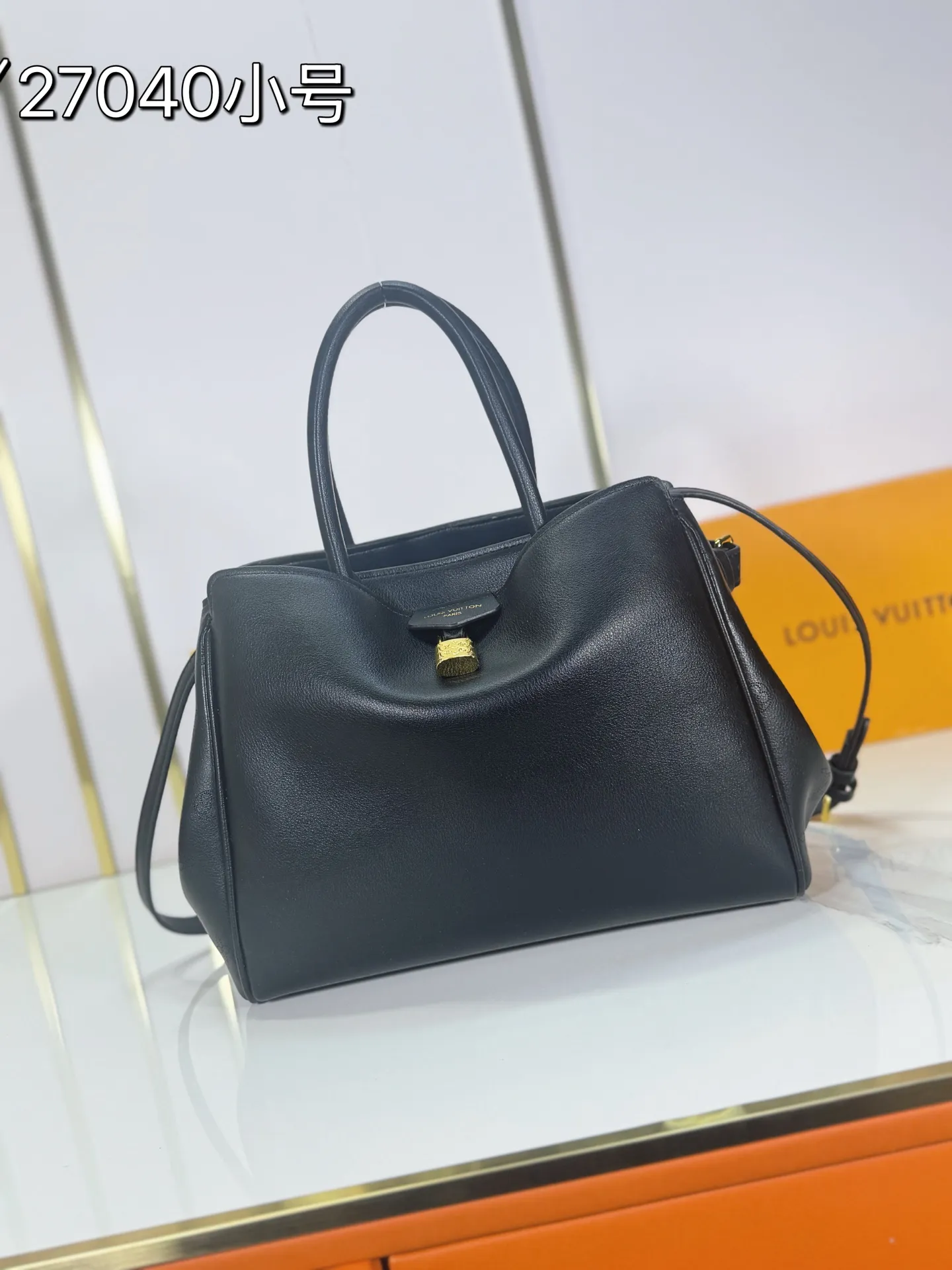 P320 Upgraded from the original M26501 M26502 M27040 M26338 This Vendôme small handbag uses soft cow leather to reveal a silky satin luster, and is equipped with a dazzling padlock with a subtle engraved Monogram pattern, making it a trendy daily choice that combines classic charm with modern style. Adjustable side straps expand the interior, and the large zippered pocket is secured to the body with hooks. Dimensions: 28.5 x 22 x 14.5 (cm) ((length x height x width)