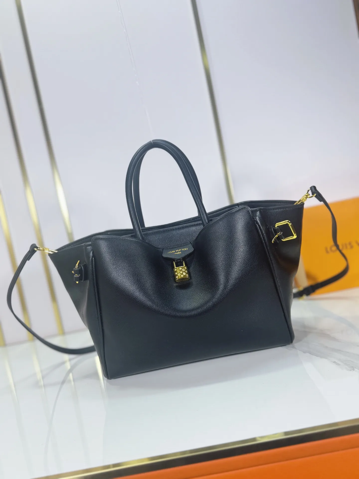 P320 Upgraded from the original M26501 M26502 M27040 M26338 This Vendôme small handbag uses soft cow leather to reveal a silky satin luster, and is equipped with a dazzling padlock with a subtle engraved Monogram pattern, making it a trendy daily choice that combines classic charm with modern style. Adjustable side straps expand the interior, and the large zippered pocket is secured to the body with hooks. Dimensions: 28.5 x 22 x 14.5 (cm) ((length x height x width)