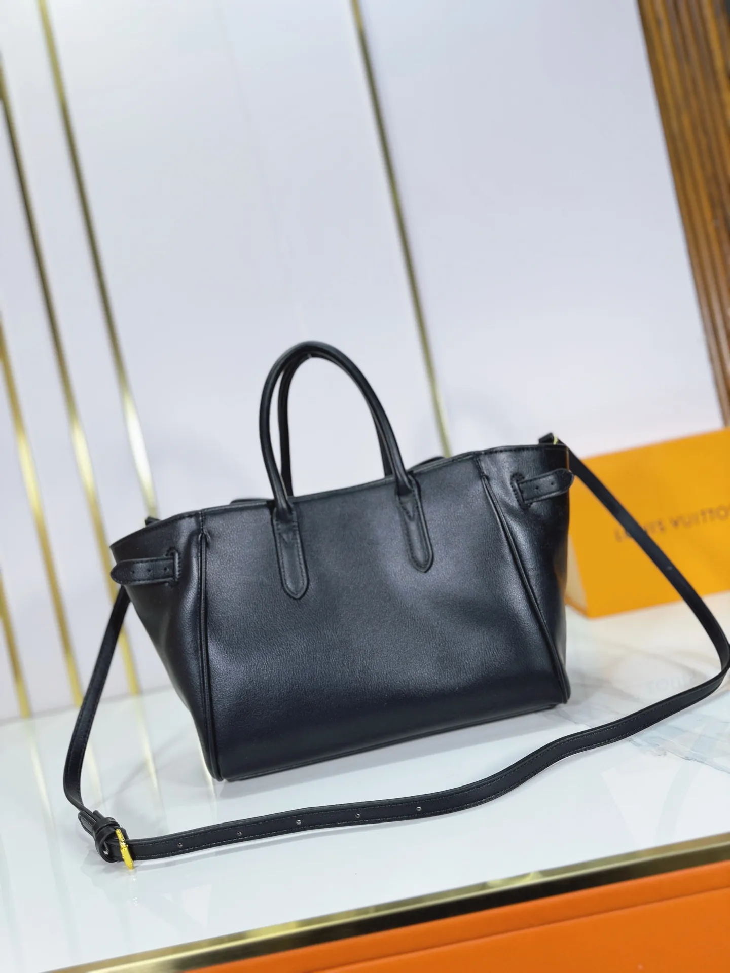 P320 Upgraded from the original M26501 M26502 M27040 M26338 This Vendôme small handbag uses soft cow leather to reveal a silky satin luster, and is equipped with a dazzling padlock with a subtle engraved Monogram pattern, making it a trendy daily choice that combines classic charm with modern style. Adjustable side straps expand the interior, and the large zippered pocket is secured to the body with hooks. Dimensions: 28.5 x 22 x 14.5 (cm) ((length x height x width)