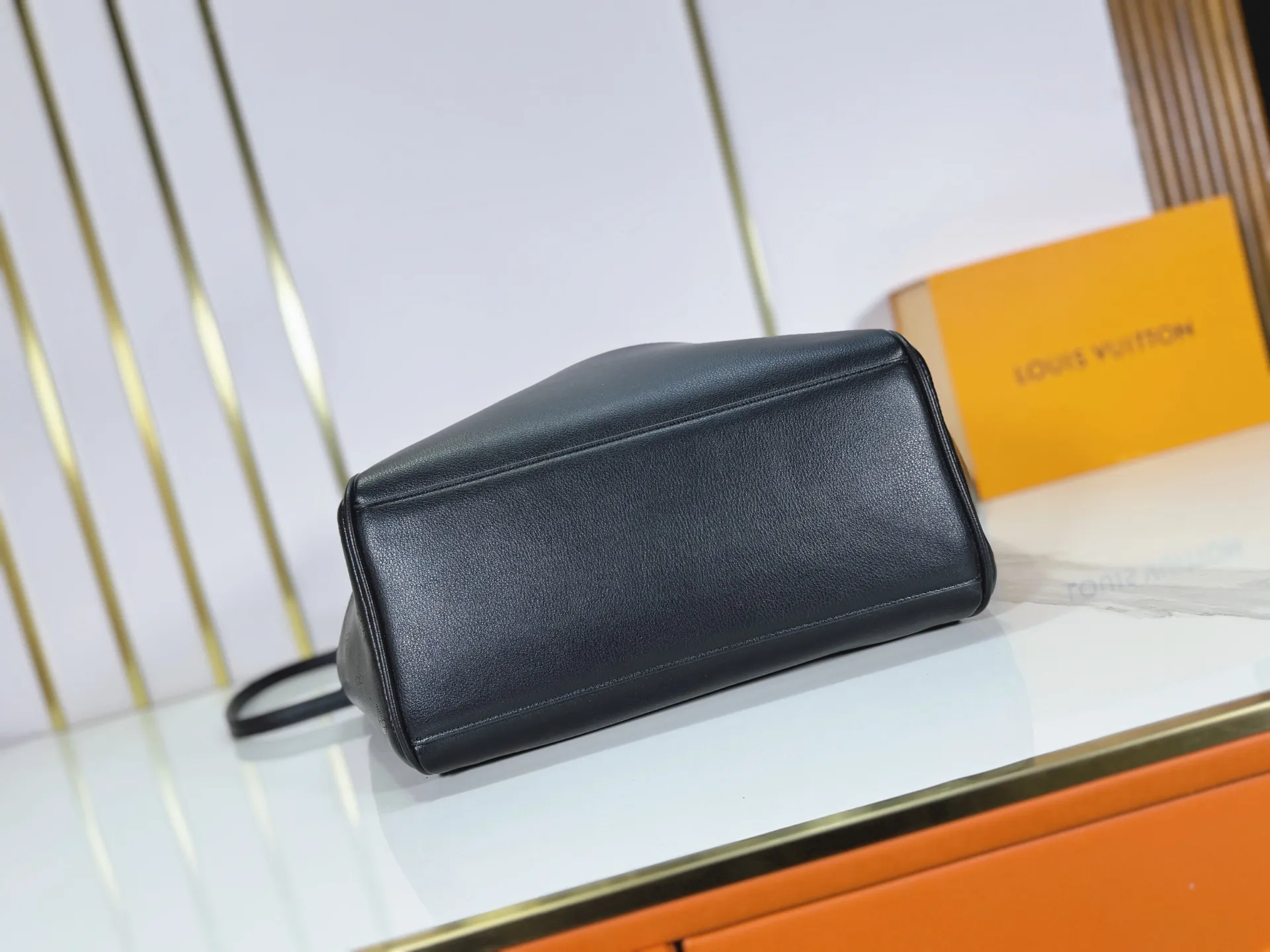 P320 Upgraded from the original M26501 M26502 M27040 M26338 This Vendôme small handbag uses soft cow leather to reveal a silky satin luster, and is equipped with a dazzling padlock with a subtle engraved Monogram pattern, making it a trendy daily choice that combines classic charm with modern style. Adjustable side straps expand the interior, and the large zippered pocket is secured to the body with hooks. Dimensions: 28.5 x 22 x 14.5 (cm) ((length x height x width)
