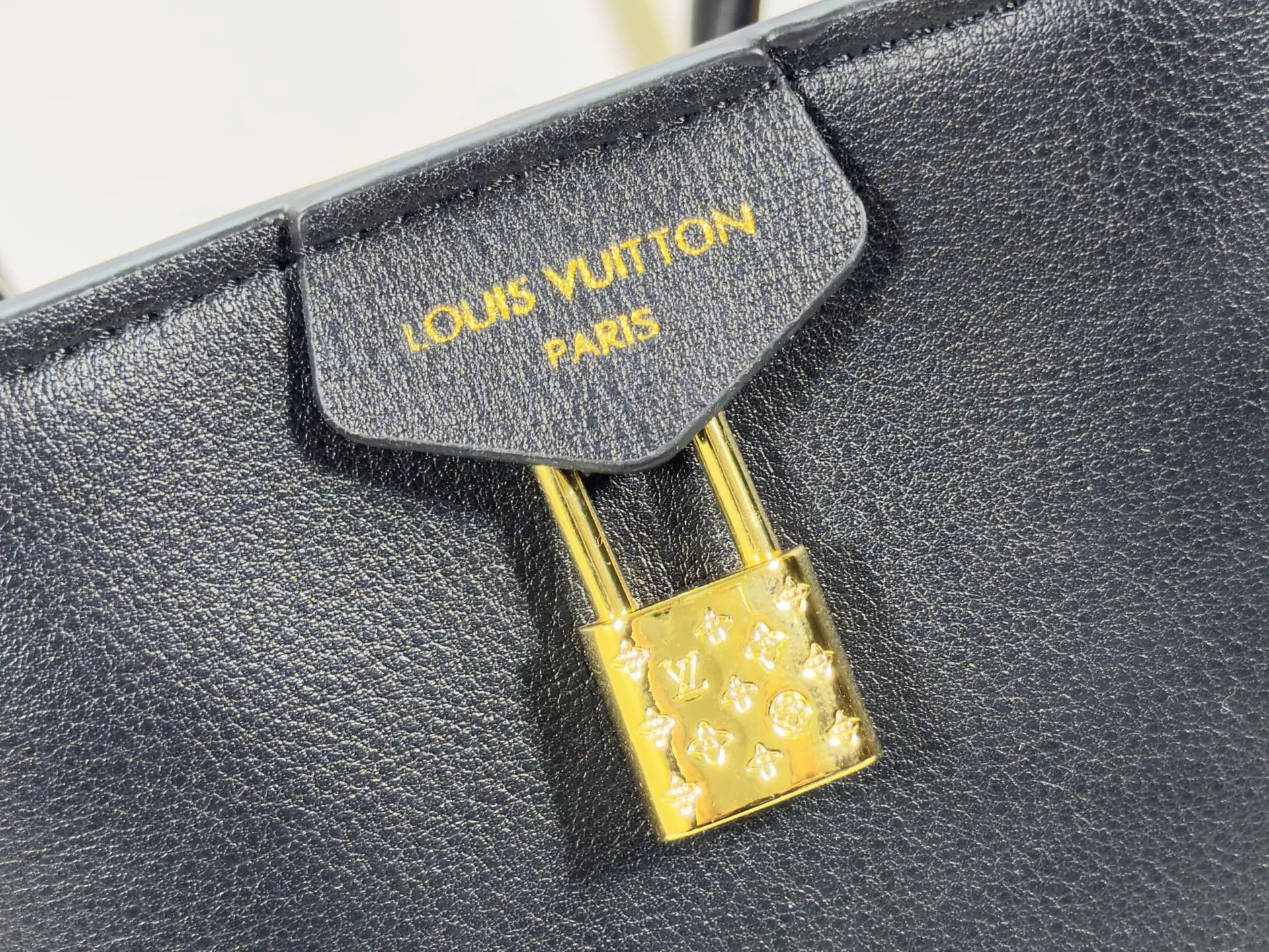 P320 Upgraded from the original M26501 M26502 M27040 M26338 This Vendôme small handbag uses soft cow leather to reveal a silky satin luster, and is equipped with a dazzling padlock with a subtle engraved Monogram pattern, making it a trendy daily choice that combines classic charm with modern style. Adjustable side straps expand the interior, and the large zippered pocket is secured to the body with hooks. Dimensions: 28.5 x 22 x 14.5 (cm) ((length x height x width)