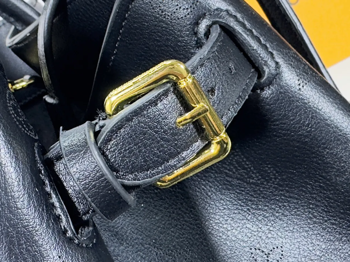 P320 Upgraded from the original M26501 M26502 M27040 M26338 This Vendôme small handbag uses soft cow leather to reveal a silky satin luster, and is equipped with a dazzling padlock with a subtle engraved Monogram pattern, making it a trendy daily choice that combines classic charm with modern style. Adjustable side straps expand the interior, and the large zippered pocket is secured to the body with hooks. Dimensions: 28.5 x 22 x 14.5 (cm) ((length x height x width)