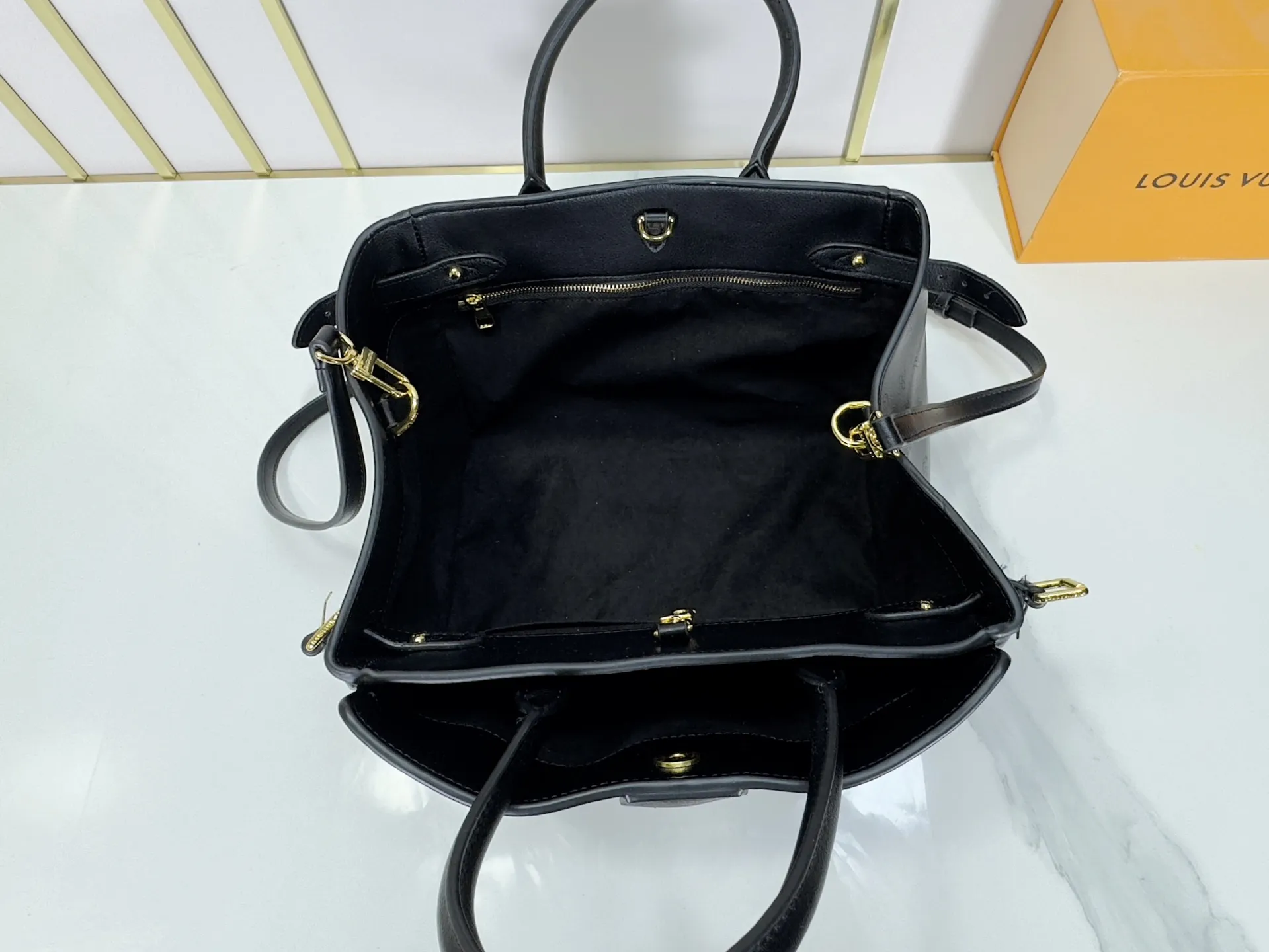 P320 Upgraded from the original M26501 M26502 M27040 M26338 This Vendôme small handbag uses soft cow leather to reveal a silky satin luster, and is equipped with a dazzling padlock with a subtle engraved Monogram pattern, making it a trendy daily choice that combines classic charm with modern style. Adjustable side straps expand the interior, and the large zippered pocket is secured to the body with hooks. Dimensions: 28.5 x 22 x 14.5 (cm) ((length x height x width)