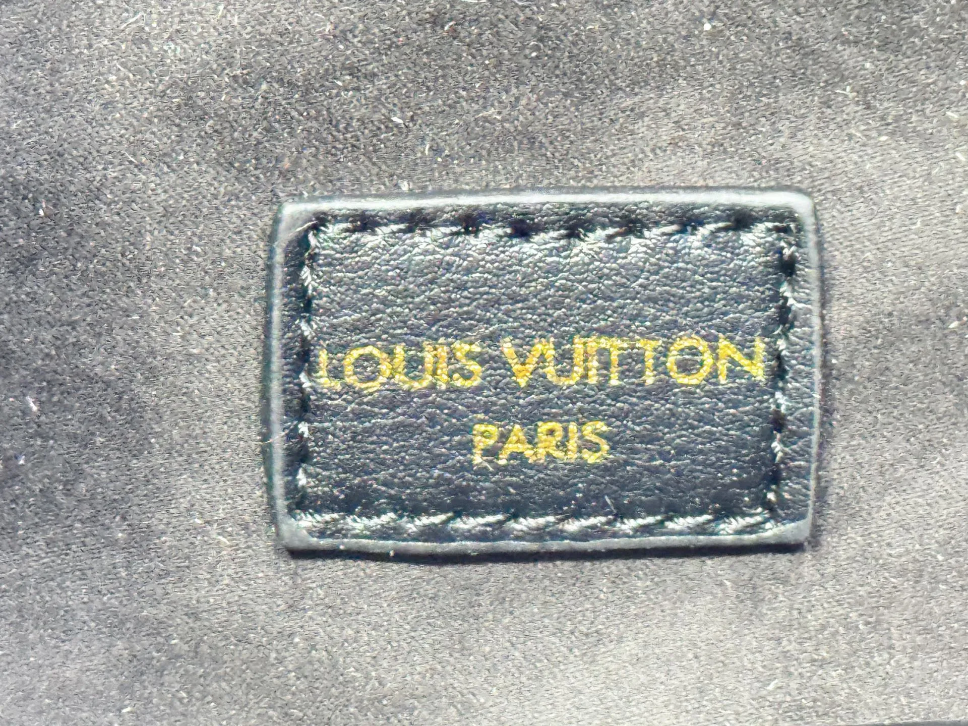 P320 Upgraded from the original M26501 M26502 M27040 M26338 This Vendôme small handbag uses soft cow leather to reveal a silky satin luster, and is equipped with a dazzling padlock with a subtle engraved Monogram pattern, making it a trendy daily choice that combines classic charm with modern style. Adjustable side straps expand the interior, and the large zippered pocket is secured to the body with hooks. Dimensions: 28.5 x 22 x 14.5 (cm) ((length x height x width)
