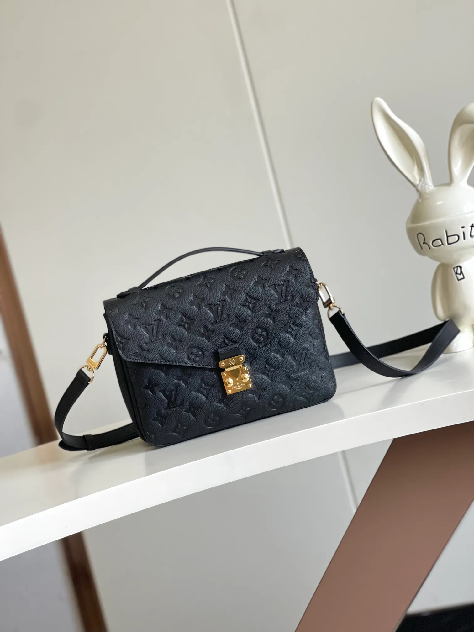 P1300 [Top original item, unique home photo, dynamic chip] [Metis messenger bag] M47142 blue M40780M46552M41487 M44071 M12711 M44881 The latest version of the top-notch version on the market is shipped. The three-dimensional shape and exquisite internal design allow this handbag to hold all daily essentials, while the Monogram Empreinte leather adds a sense of elegance to it. Compact size with multiple practical pockets and compartments. Special S-shaped steel lock with original vacuum nano-plating technology. Feel free to feel the quality as shown in the picture. Access the counter at will. Size: 25 x 19 x 9cm.