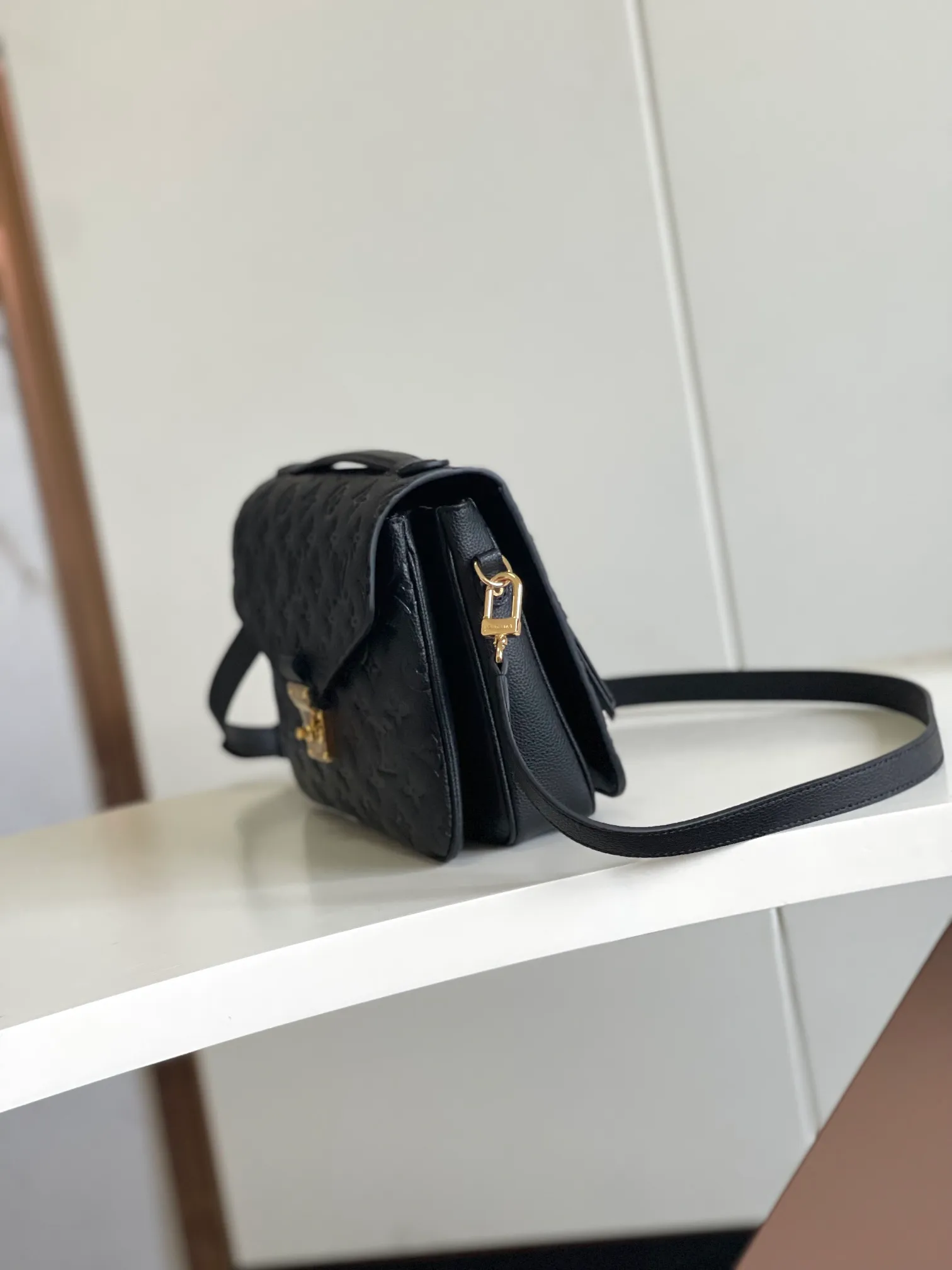 P1300 [Top original item, unique home photo, dynamic chip] [Metis messenger bag] M47142 blue M40780M46552M41487 M44071 M12711 M44881 The latest version of the top-notch version on the market is shipped. The three-dimensional shape and exquisite internal design allow this handbag to hold all daily essentials, while the Monogram Empreinte leather adds a sense of elegance to it. Compact size with multiple practical pockets and compartments. Special S-shaped steel lock with original vacuum nano-plating technology. Feel free to feel the quality as shown in the picture. Access the counter at will. Size: 25 x 19 x 9cm.