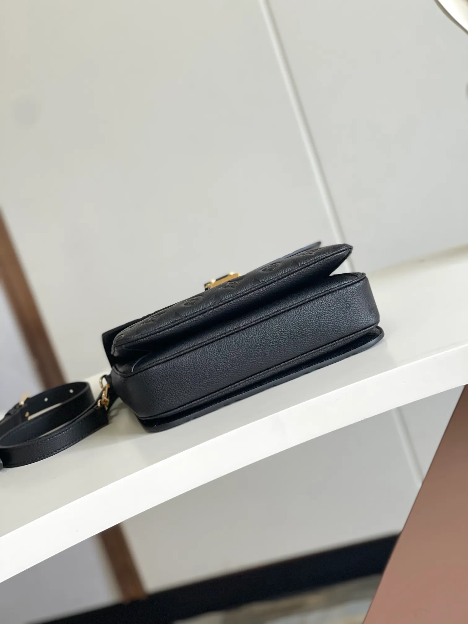 P1300 [Top original item, unique home photo, dynamic chip] [Metis messenger bag] M47142 blue M40780M46552M41487 M44071 M12711 M44881 The latest version of the top-notch version on the market is shipped. The three-dimensional shape and exquisite internal design allow this handbag to hold all daily essentials, while the Monogram Empreinte leather adds a sense of elegance to it. Compact size with multiple practical pockets and compartments. Special S-shaped steel lock with original vacuum nano-plating technology. Feel free to feel the quality as shown in the picture. Access the counter at will. Size: 25 x 19 x 9cm.