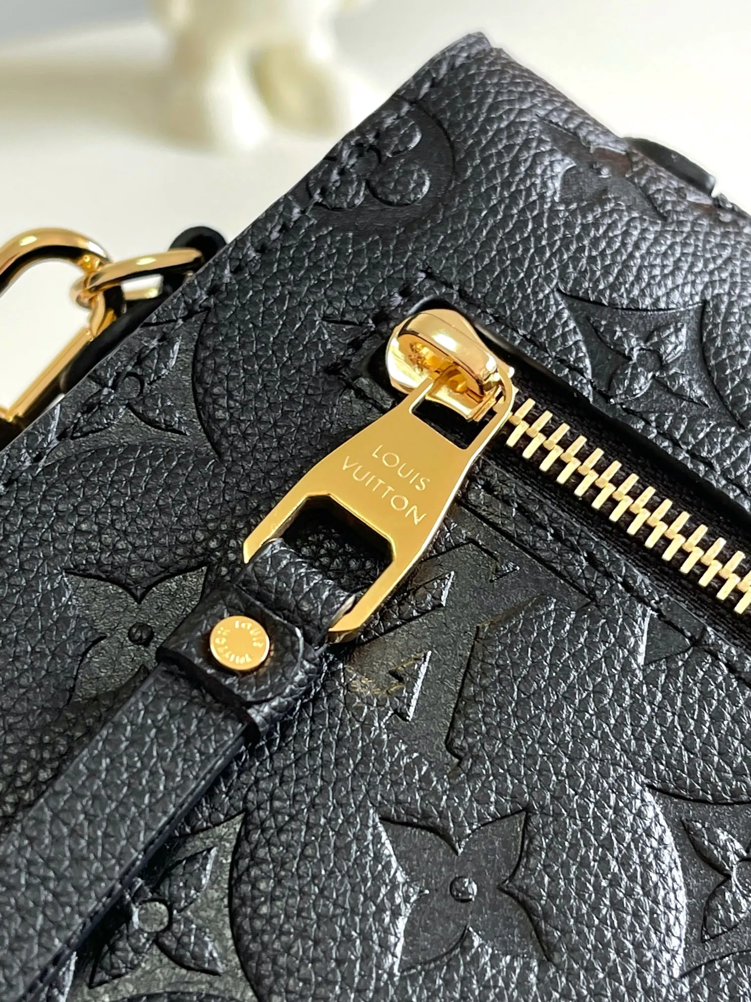 P1300 [Top original item, unique home photo, dynamic chip] [Metis messenger bag] M47142 blue M40780M46552M41487 M44071 M12711 M44881 The latest version of the top-notch version on the market is shipped. The three-dimensional shape and exquisite internal design allow this handbag to hold all daily essentials, while the Monogram Empreinte leather adds a sense of elegance to it. Compact size with multiple practical pockets and compartments. Special S-shaped steel lock with original vacuum nano-plating technology. Feel free to feel the quality as shown in the picture. Access the counter at will. Size: 25 x 19 x 9cm.