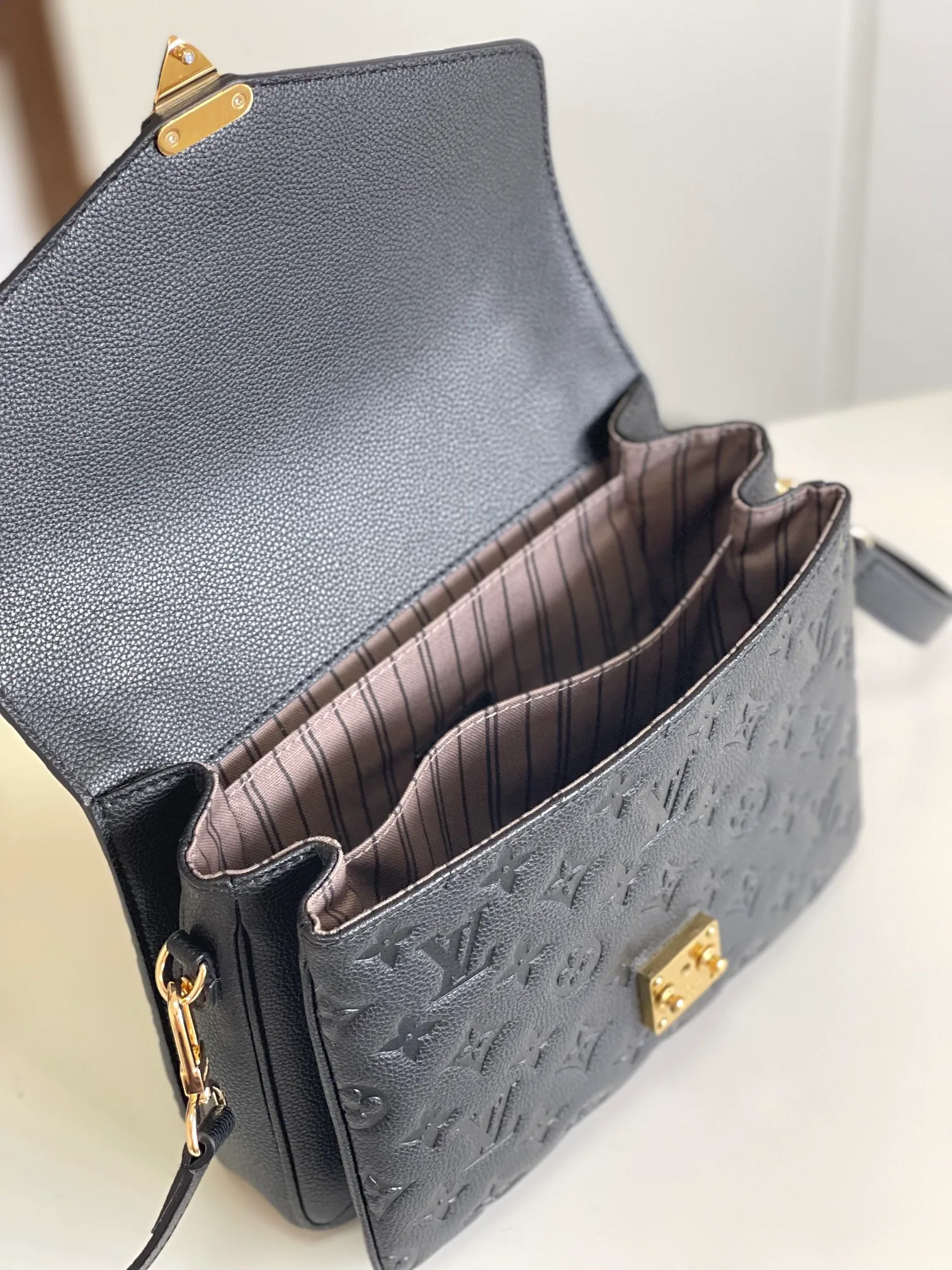 P1300 [Top original item, unique home photo, dynamic chip] [Metis messenger bag] M47142 blue M40780M46552M41487 M44071 M12711 M44881 The latest version of the top-notch version on the market is shipped. The three-dimensional shape and exquisite internal design allow this handbag to hold all daily essentials, while the Monogram Empreinte leather adds a sense of elegance to it. Compact size with multiple practical pockets and compartments. Special S-shaped steel lock with original vacuum nano-plating technology. Feel free to feel the quality as shown in the picture. Access the counter at will. Size: 25 x 19 x 9cm.