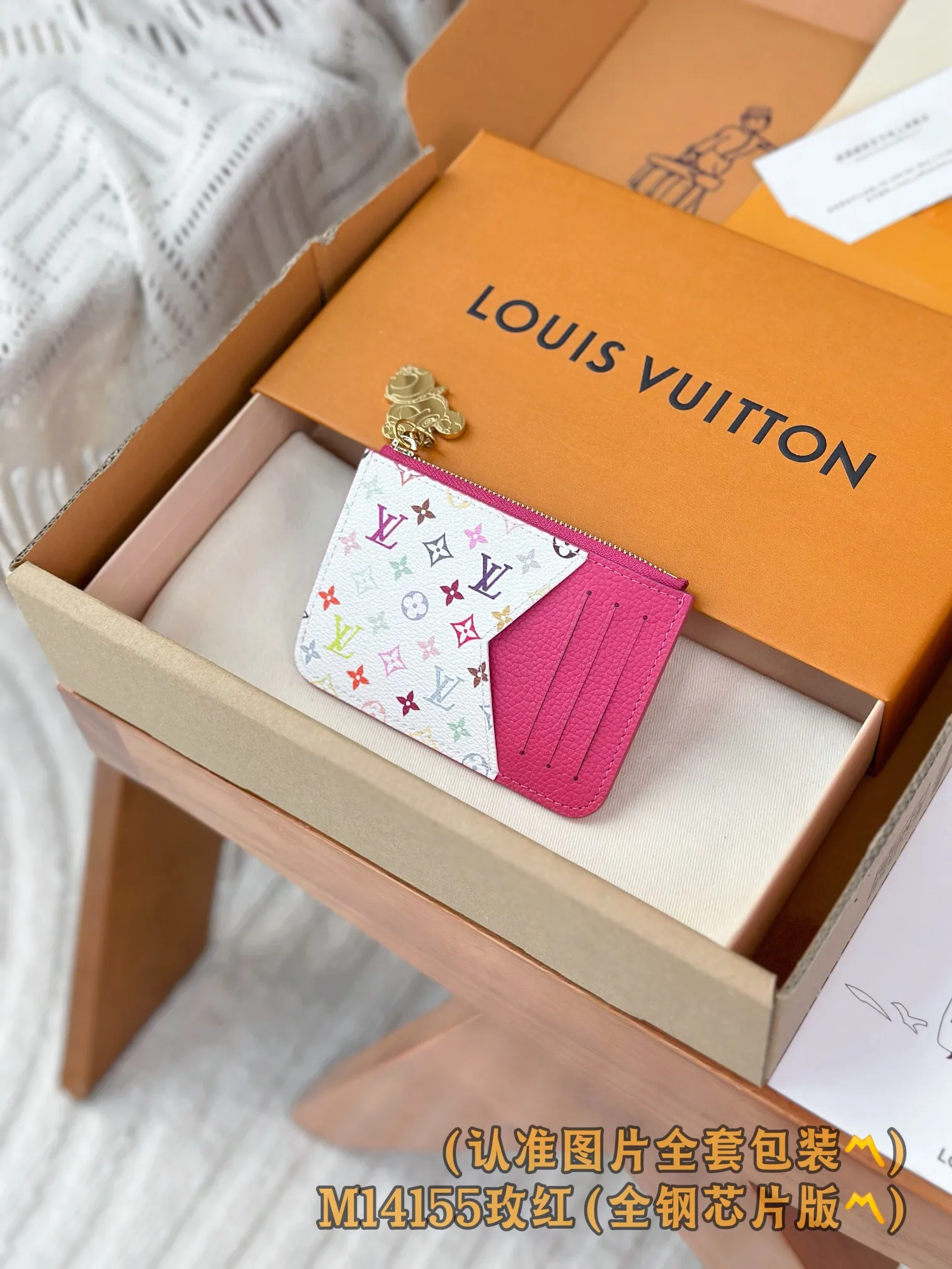 💰600 [Authentic grade] [Special grade MB high-elastic fabric] M14155 rose red (〽️A-grade all-steel version〽️) personalized customization! Transcoding chip, LV x TM Romy business card holder, this Romy business card holder from the Louis Vuitton x Murakami cross-border collaboration series is functional and full of fun, and is designed in a new color palette of the Japanese artist's famous rainbow color scheme. The business card holder is discreetly embellished with the brand's logo in Monogram Empreinte leather, while the colorful Monogram coated canvas highlights the patch pockets with eye-catching details. The coin compartment of the business card holder is designed with a gold zipper and is decorated with a panda-shaped zipper puller, adding a unique embellishment this season.  12 x 8 x 0.8 cm (length x height x width).