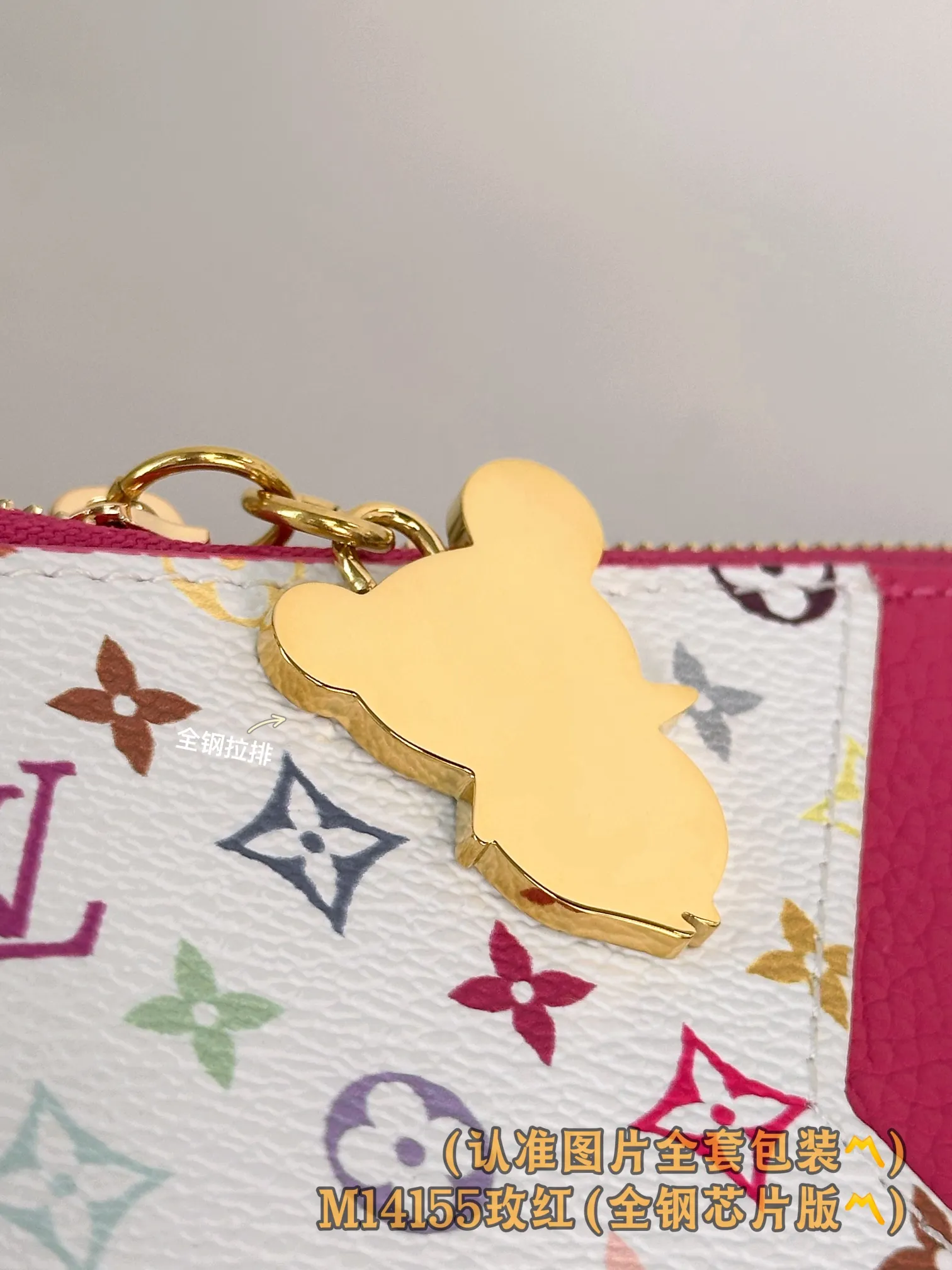 💰600 [Authentic grade] [Special grade MB high-elastic fabric] M14155 rose red (〽️A-grade all-steel version〽️) personalized customization! Transcoding chip, LV x TM Romy business card holder, this Romy business card holder from the Louis Vuitton x Murakami cross-border collaboration series is functional and full of fun, and is designed in a new color palette of the Japanese artist's famous rainbow color scheme. The business card holder is discreetly embellished with the brand's logo in Monogram Empreinte leather, while the colorful Monogram coated canvas highlights the patch pockets with eye-catching details. The coin compartment of the business card holder is designed with a gold zipper and is decorated with a panda-shaped zipper puller, adding a unique embellishment this season.  12 x 8 x 0.8 cm (length x height x width).