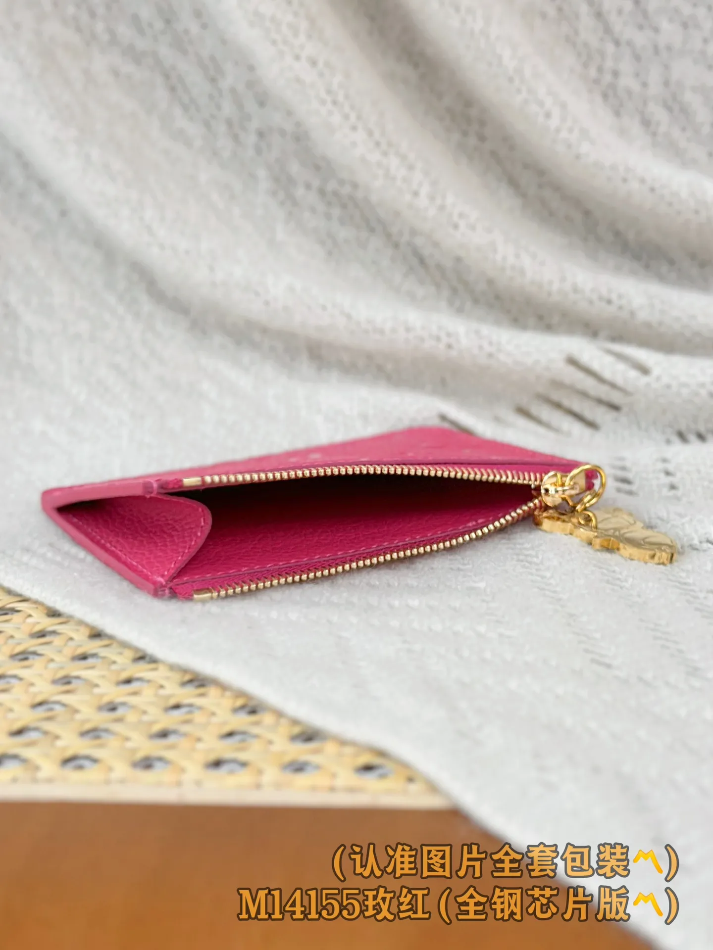 💰600 [Authentic grade] [Special grade MB high-elastic fabric] M14155 rose red (〽️A-grade all-steel version〽️) personalized customization! Transcoding chip, LV x TM Romy business card holder, this Romy business card holder from the Louis Vuitton x Murakami cross-border collaboration series is functional and full of fun, and is designed in a new color palette of the Japanese artist's famous rainbow color scheme. The business card holder is discreetly embellished with the brand's logo in Monogram Empreinte leather, while the colorful Monogram coated canvas highlights the patch pockets with eye-catching details. The coin compartment of the business card holder is designed with a gold zipper and is decorated with a panda-shaped zipper puller, adding a unique embellishment this season.  12 x 8 x 0.8 cm (length x height x width).