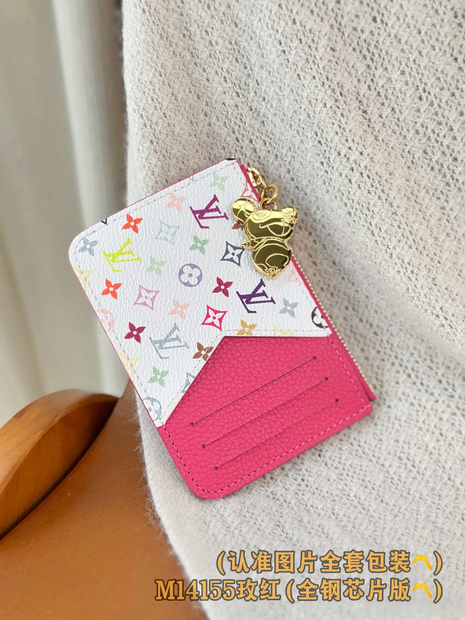 💰600 [Authentic grade] [Special grade MB high-elastic fabric] M14155 rose red (〽️A-grade all-steel version〽️) personalized customization! Transcoding chip, LV x TM Romy business card holder, this Romy business card holder from the Louis Vuitton x Murakami cross-border collaboration series is functional and full of fun, and is designed in a new color palette of the Japanese artist's famous rainbow color scheme. The business card holder is discreetly embellished with the brand's logo in Monogram Empreinte leather, while the colorful Monogram coated canvas highlights the patch pockets with eye-catching details. The coin compartment of the business card holder is designed with a gold zipper and is decorated with a panda-shaped zipper puller, adding a unique embellishment this season.  12 x 8 x 0.8 cm (length x height x width).