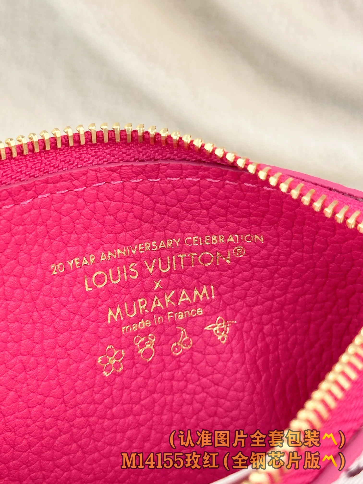 💰600 [Authentic grade] [Special grade MB high-elastic fabric] M14155 rose red (〽️A-grade all-steel version〽️) personalized customization! Transcoding chip, LV x TM Romy business card holder, this Romy business card holder from the Louis Vuitton x Murakami cross-border collaboration series is functional and full of fun, and is designed in a new color palette of the Japanese artist's famous rainbow color scheme. The business card holder is discreetly embellished with the brand's logo in Monogram Empreinte leather, while the colorful Monogram coated canvas highlights the patch pockets with eye-catching details. The coin compartment of the business card holder is designed with a gold zipper and is decorated with a panda-shaped zipper puller, adding a unique embellishment this season.  12 x 8 x 0.8 cm (length x height x width).