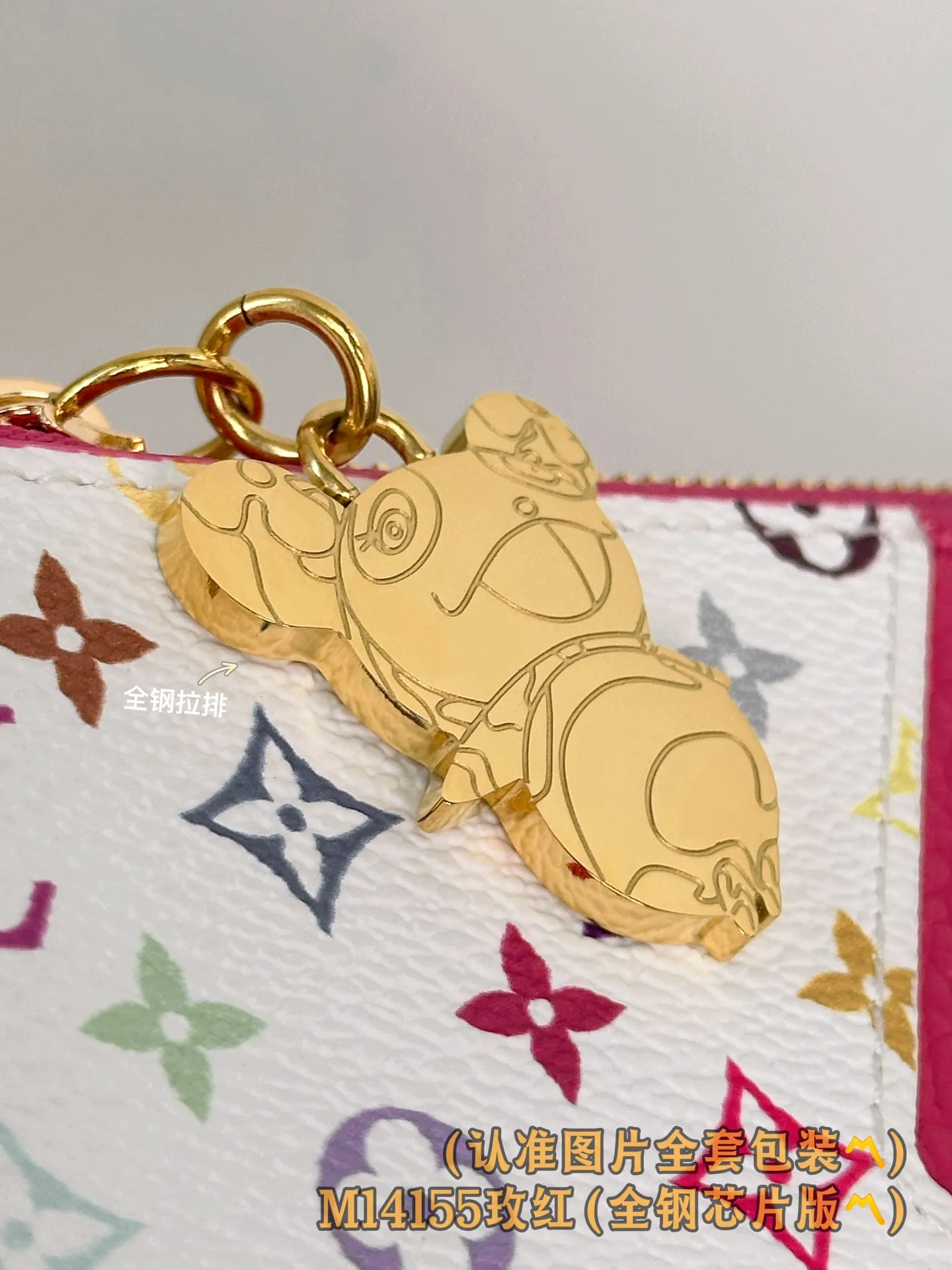 💰600 [Authentic grade] [Special grade MB high-elastic fabric] M14155 rose red (〽️A-grade all-steel version〽️) personalized customization! Transcoding chip, LV x TM Romy business card holder, this Romy business card holder from the Louis Vuitton x Murakami cross-border collaboration series is functional and full of fun, and is designed in a new color palette of the Japanese artist's famous rainbow color scheme. The business card holder is discreetly embellished with the brand's logo in Monogram Empreinte leather, while the colorful Monogram coated canvas highlights the patch pockets with eye-catching details. The coin compartment of the business card holder is designed with a gold zipper and is decorated with a panda-shaped zipper puller, adding a unique embellishment this season.  12 x 8 x 0.8 cm (length x height x width).