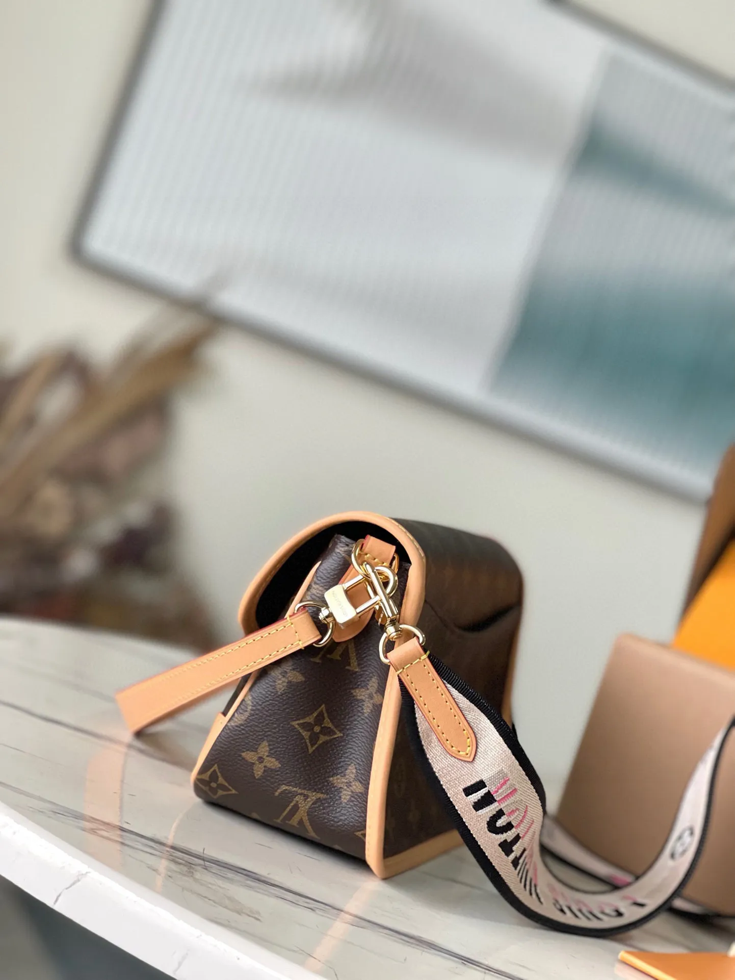 💰760 (top layer leather) top original order M45985. Support counter inspection. Photos taken of duty-free goods are consistent with the product without unpacking. This product is an exclusive duty-free product in the market and is the highest-end product. Inspection is supported. This product has passed strict inspection and is flawless. Please wear gloves when touching the product. This product is not returnable or exchangeable. Please confirm the product first and then remove the label on the handle. This product is temporarily not open to the public, only regular customers, and is in short supply. Dimensions: 25 x 9 x 15 cm