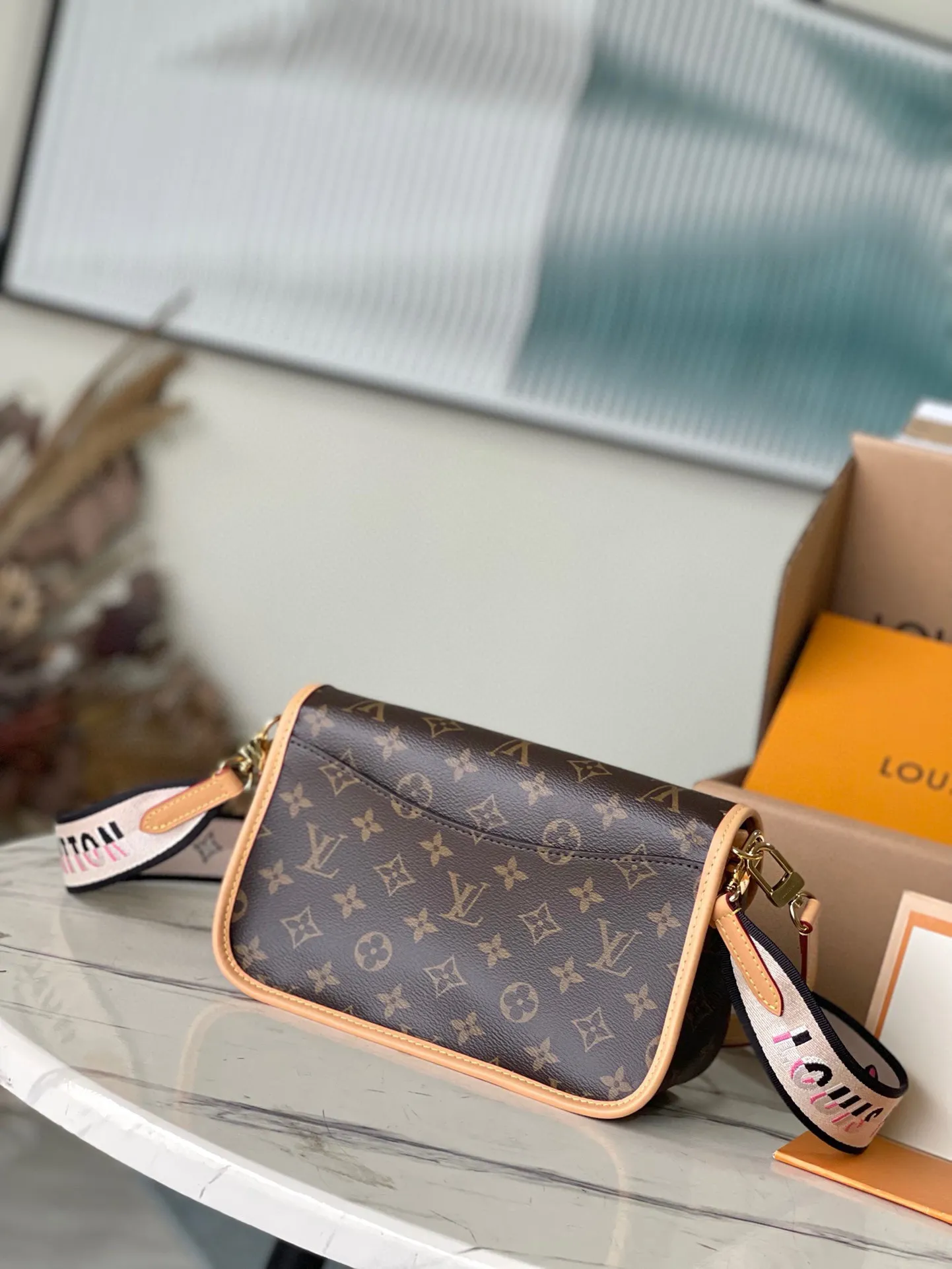 💰760 (top layer leather) top original order M45985. Support counter inspection. Photos taken of duty-free goods are consistent with the product without unpacking. This product is an exclusive duty-free product in the market and is the highest-end product. Inspection is supported. This product has passed strict inspection and is flawless. Please wear gloves when touching the product. This product is not returnable or exchangeable. Please confirm the product first and then remove the label on the handle. This product is temporarily not open to the public, only regular customers, and is in short supply. Dimensions: 25 x 9 x 15 cm