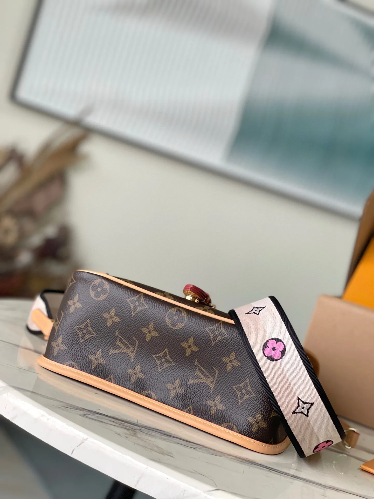 💰760 (top layer leather) top original order M45985. Support counter inspection. Photos taken of duty-free goods are consistent with the product without unpacking. This product is an exclusive duty-free product in the market and is the highest-end product. Inspection is supported. This product has passed strict inspection and is flawless. Please wear gloves when touching the product. This product is not returnable or exchangeable. Please confirm the product first and then remove the label on the handle. This product is temporarily not open to the public, only regular customers, and is in short supply. Dimensions: 25 x 9 x 15 cm