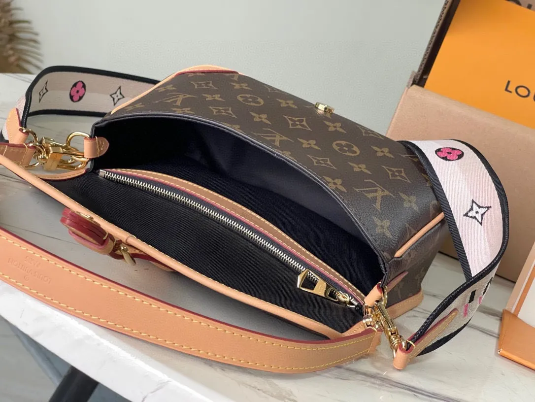 💰760 (top layer leather) top original order M45985. Support counter inspection. Photos taken of duty-free goods are consistent with the product without unpacking. This product is an exclusive duty-free product in the market and is the highest-end product. Inspection is supported. This product has passed strict inspection and is flawless. Please wear gloves when touching the product. This product is not returnable or exchangeable. Please confirm the product first and then remove the label on the handle. This product is temporarily not open to the public, only regular customers, and is in short supply. Dimensions: 25 x 9 x 15 cm
