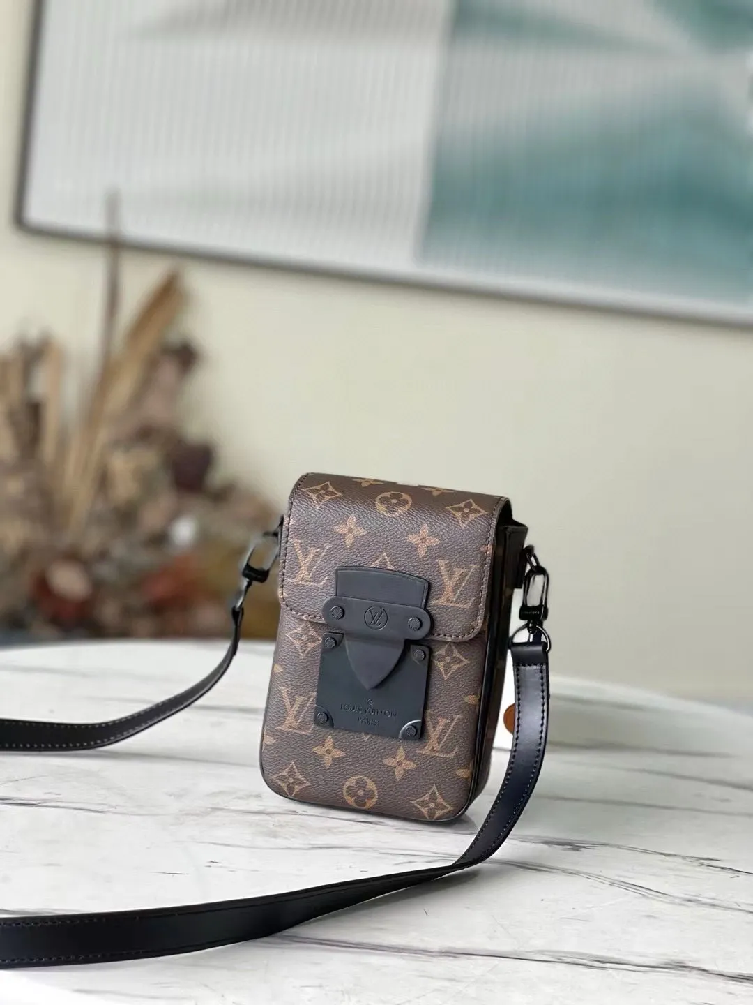 💰700 Top Original M81522 Presbyopia The new S-Lock Vertical Wearable wallet embosses the iconic Monogram pattern on elegant Taurillon leather, and then uses a magnetic closure to recall the traditional hard case lock design. The compact structure can also accommodate daily needs, making it easy to carry personal items with you and making a fashion statement. Dimensions: 12 x 19 x 7 cm